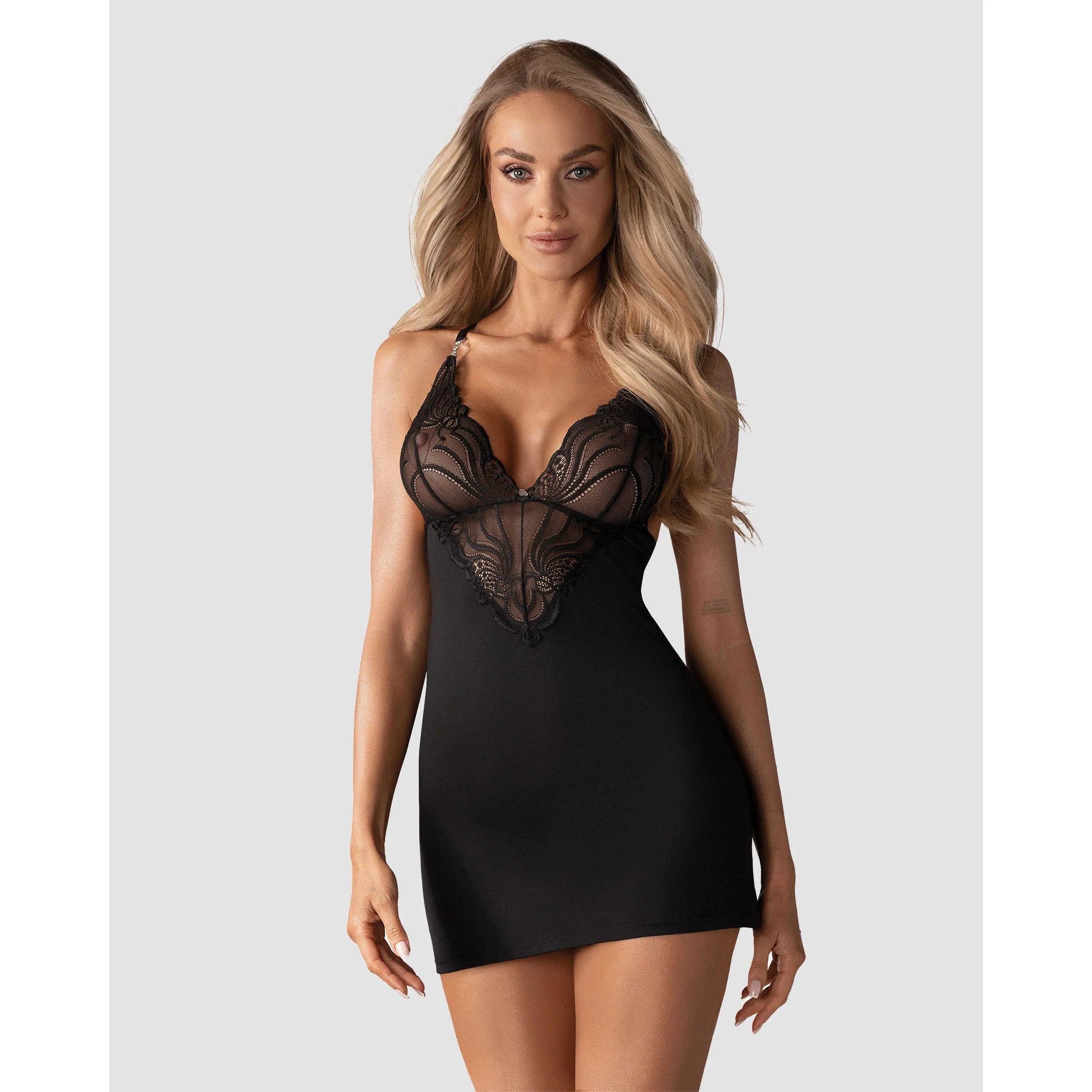 Nuisette noire opaque en dentelle avec bretelles croisées et bijou strass, composition 90% polyamide, 10% élasthanne.