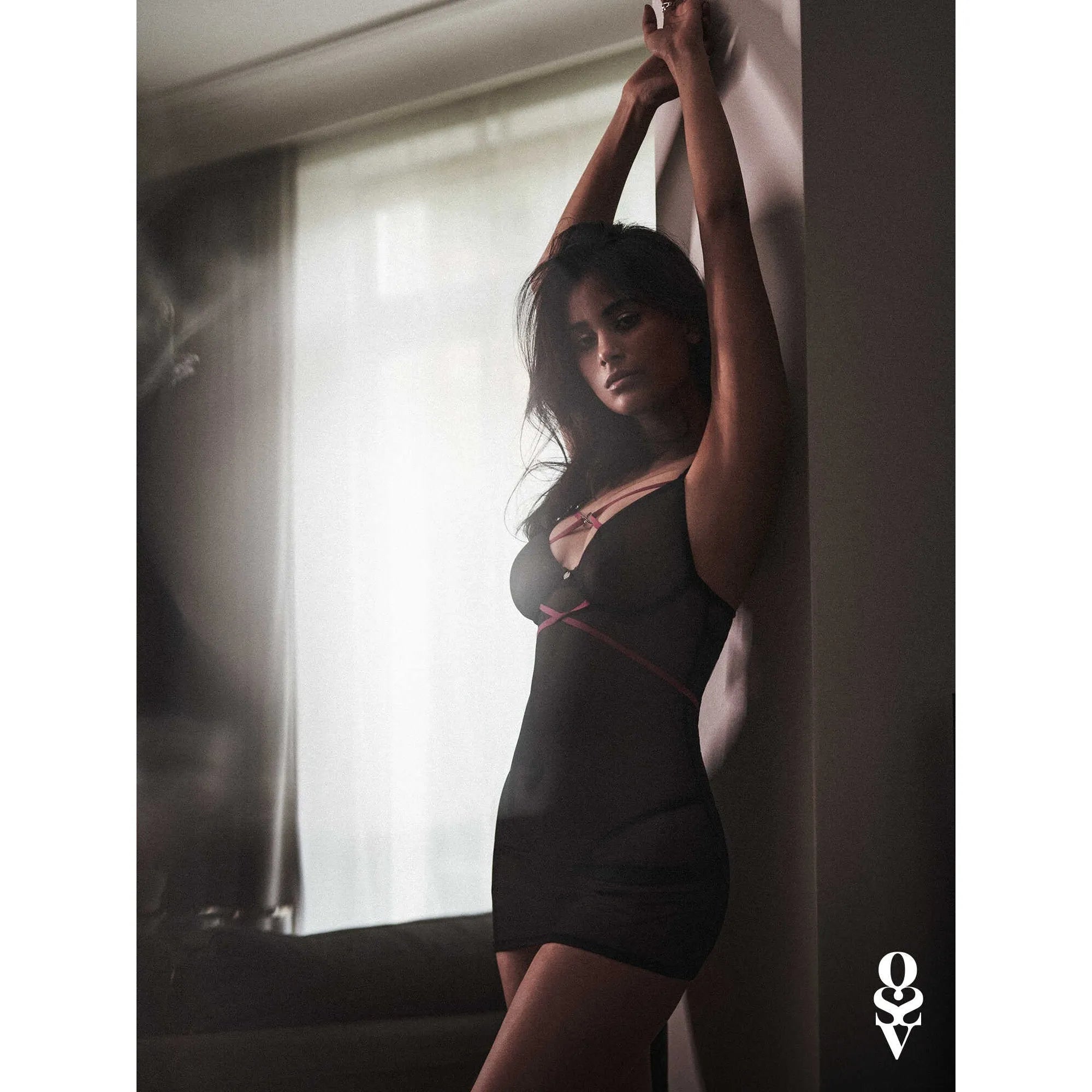 Novenes nuisette string noir armatures tissu transparent zircons bretelles réglables
