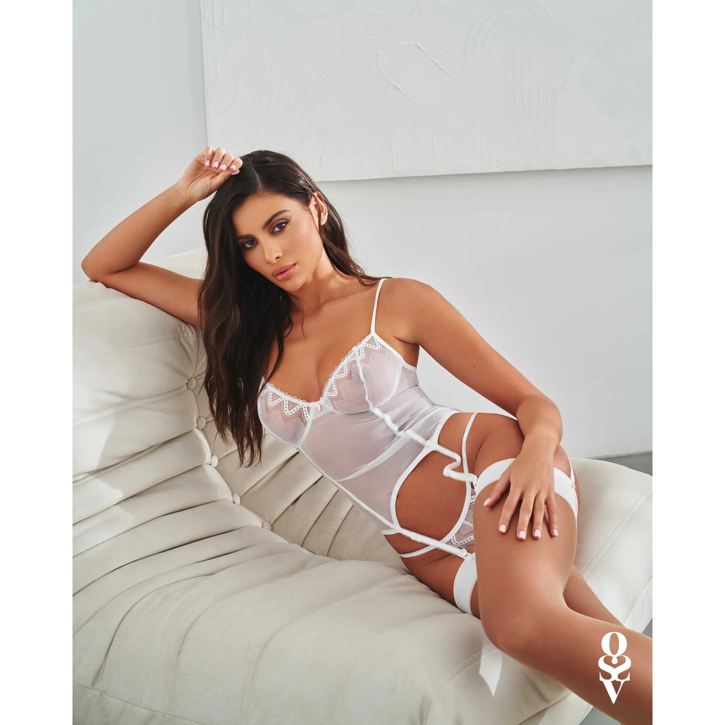 Corset et string Alissium blancs en dentelle, armatures, bretelles ajustables, fermeture arrière, accents or rose, polyamide.