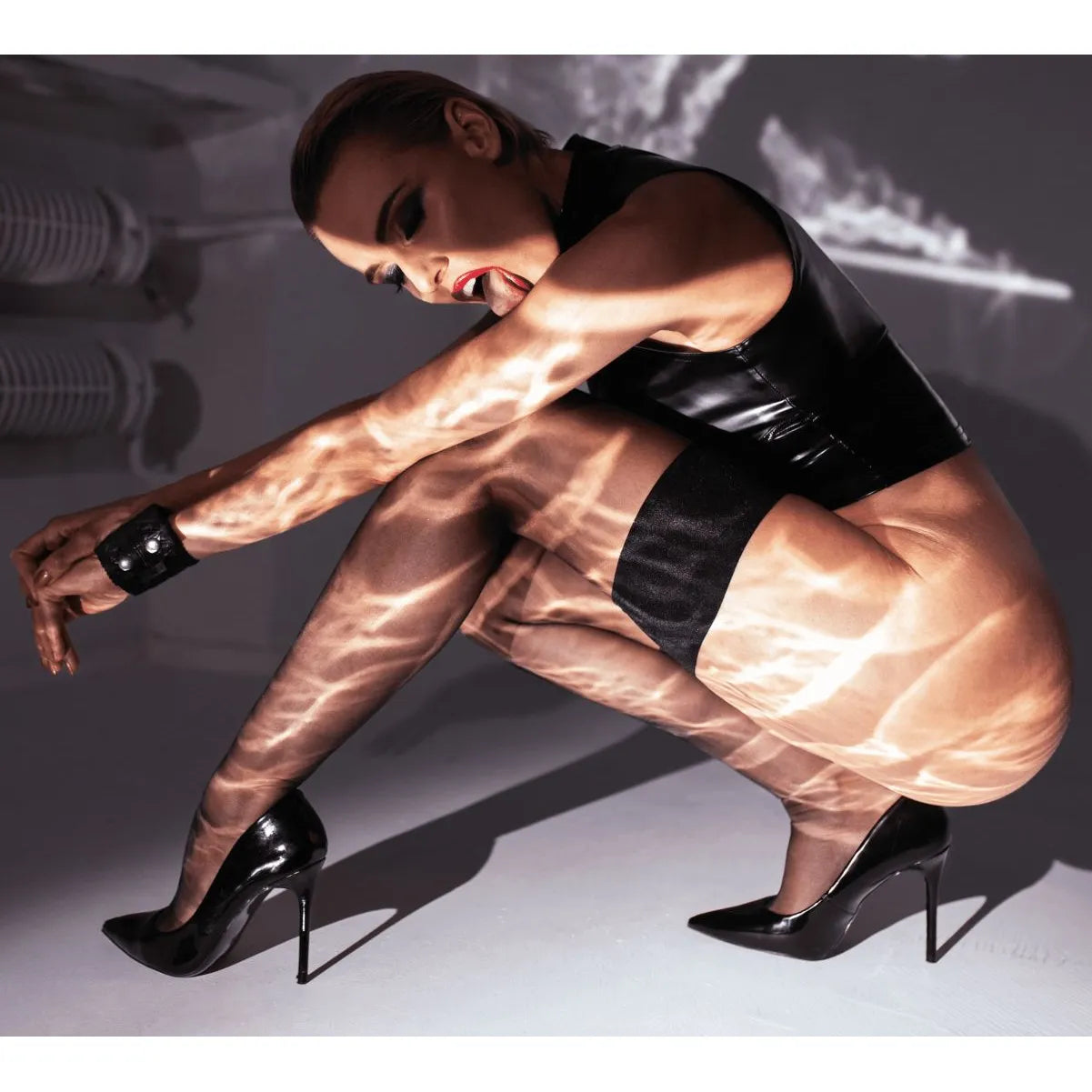 Haut sans manches noir Powerwetlook PVC extensible fermeture zippée col montant sexy