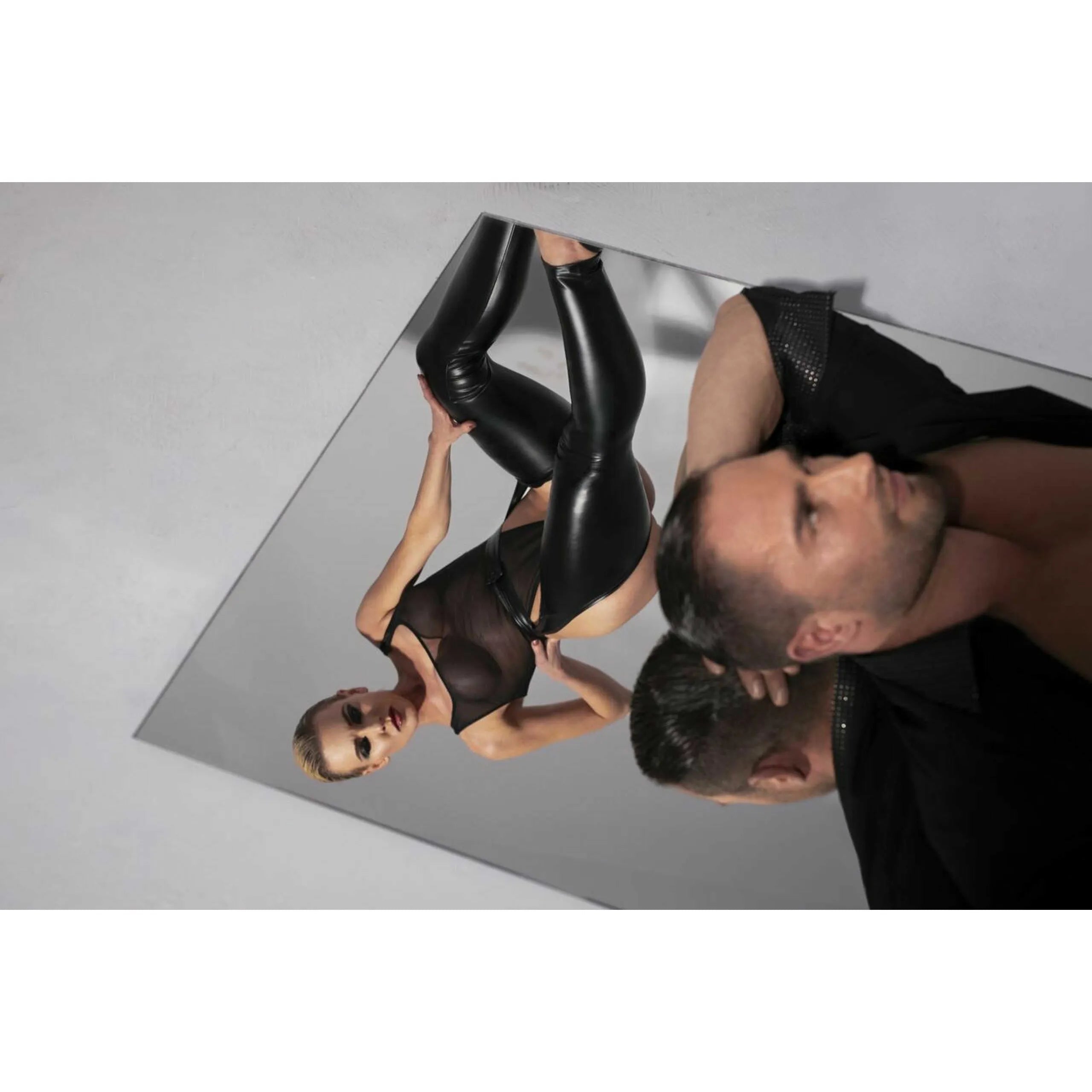 Chaps taille haute noires brillantes, design audacieux et provocant, reflet miroir, ambiance soirée élégante.