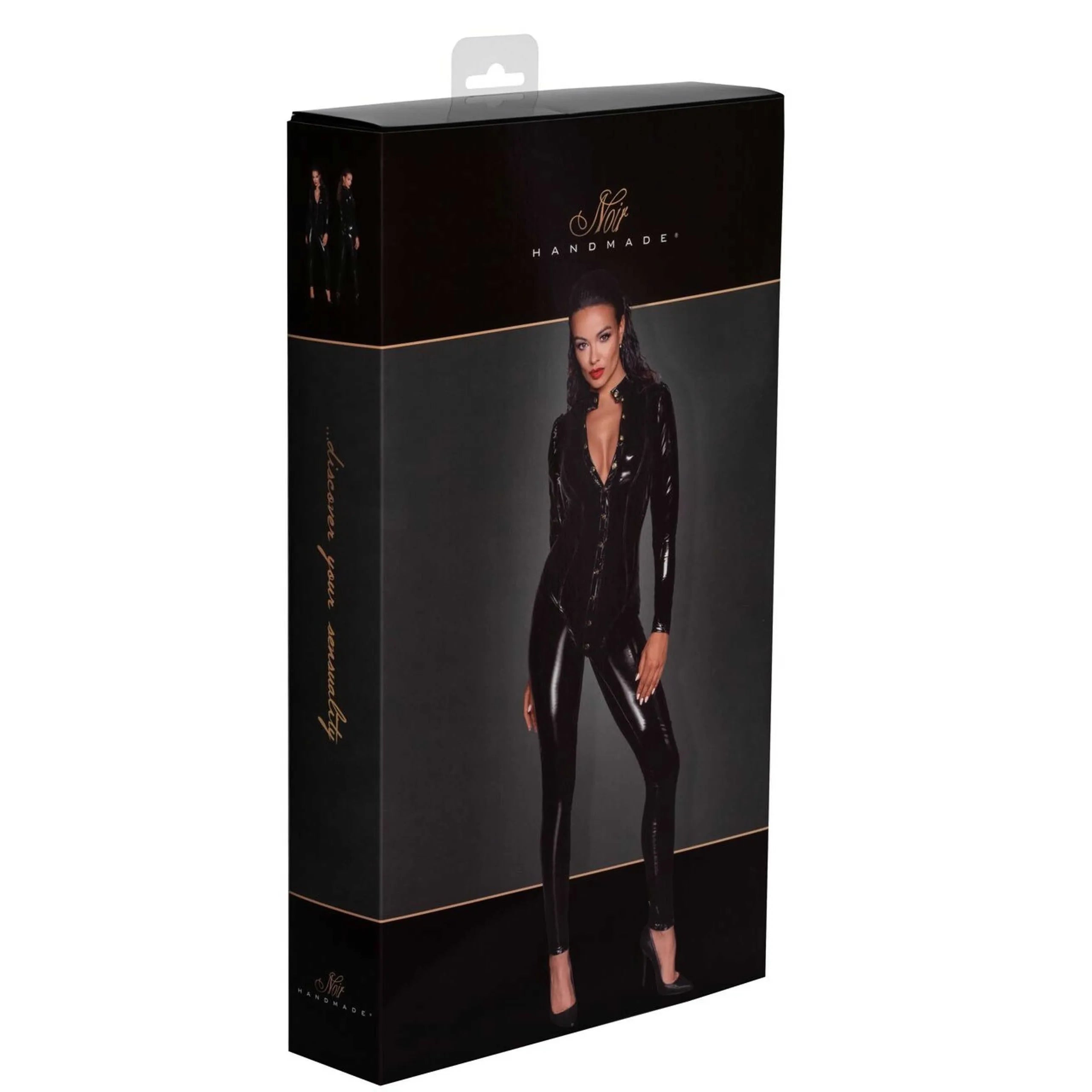 Combinaison longue PVC noire boutonnée, silhouette ajustée, chic et audacieuse, mettant en valeur les formes féminines.