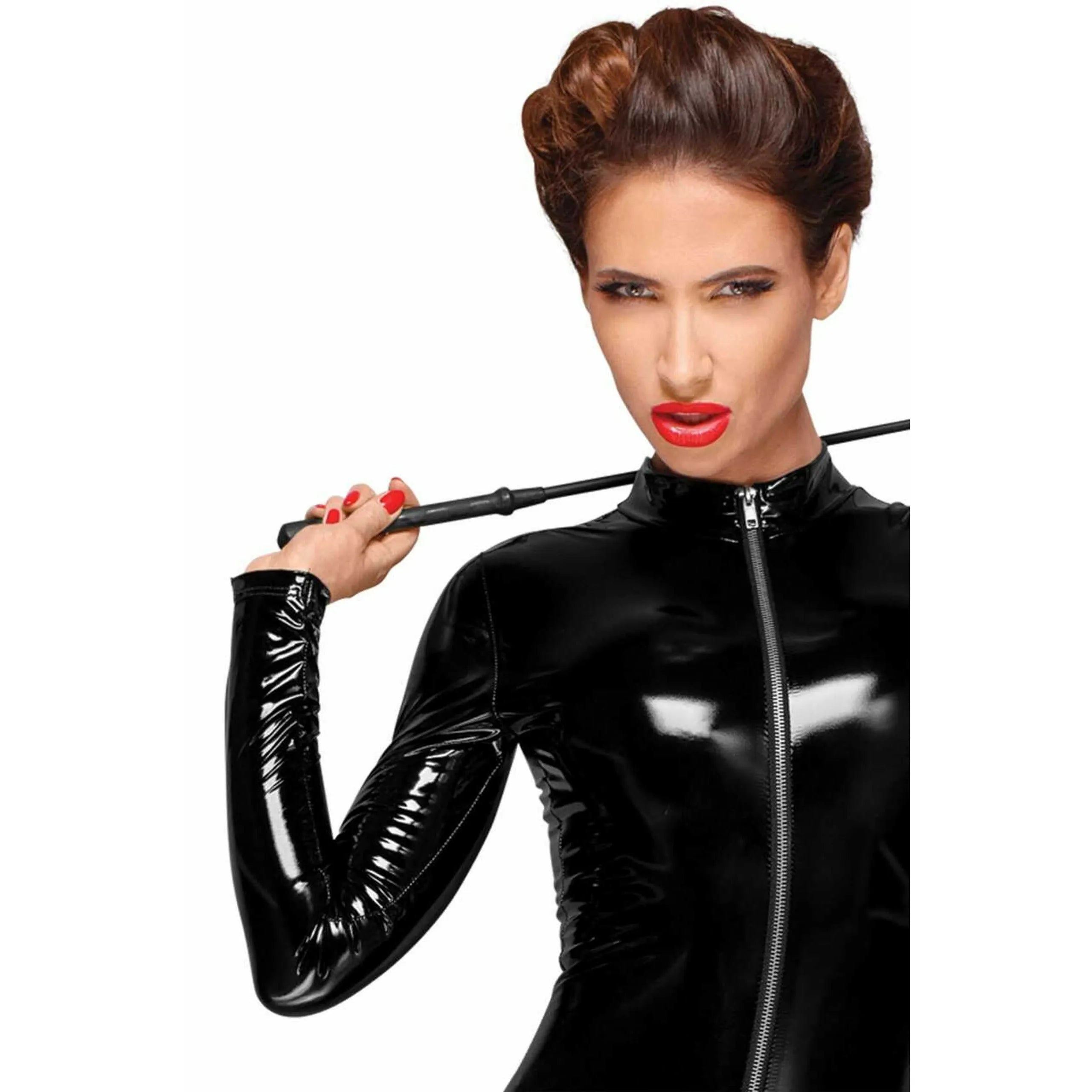 Combinaison PVC noire brillante avec fermeture éclair trois voies, design moulant et audacieux, style fétichiste.