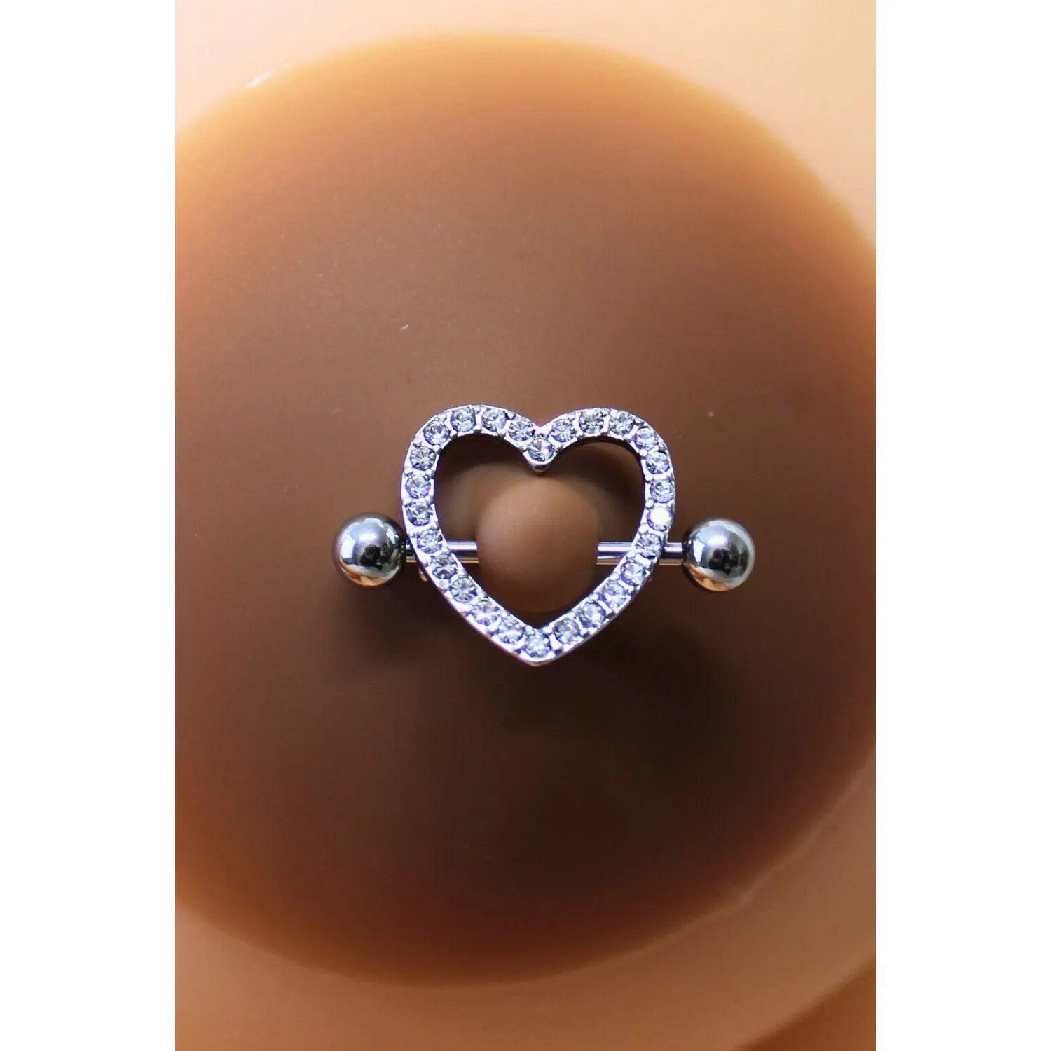 Cache-tétons silicone peau foncée, piercing barre cœur diamanté, élégant et réutilisable, séduction et confort.
