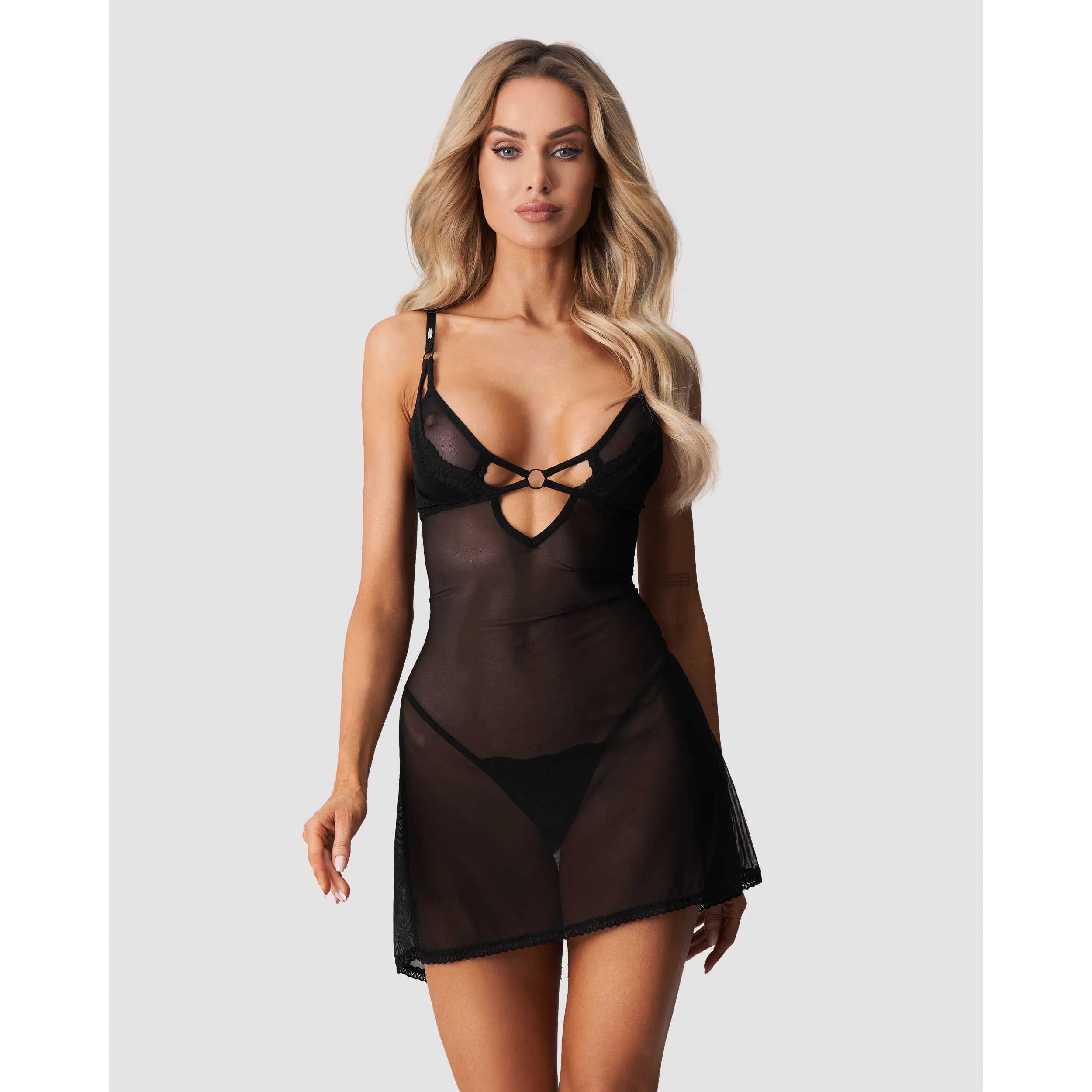 Nuisette noire en maille transparente avec dentelle, anneau décoratif, bretelles réglables, string assorti.