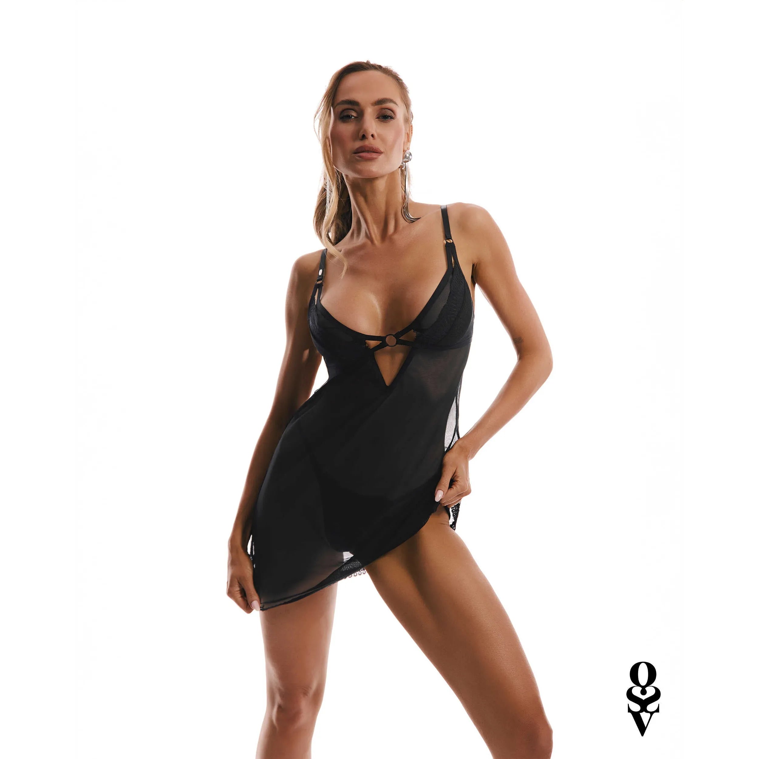 Nuisette noire transparente avec dentelle et anneau décoratif, bretelles réglables, string assorti, fermeture arrière.