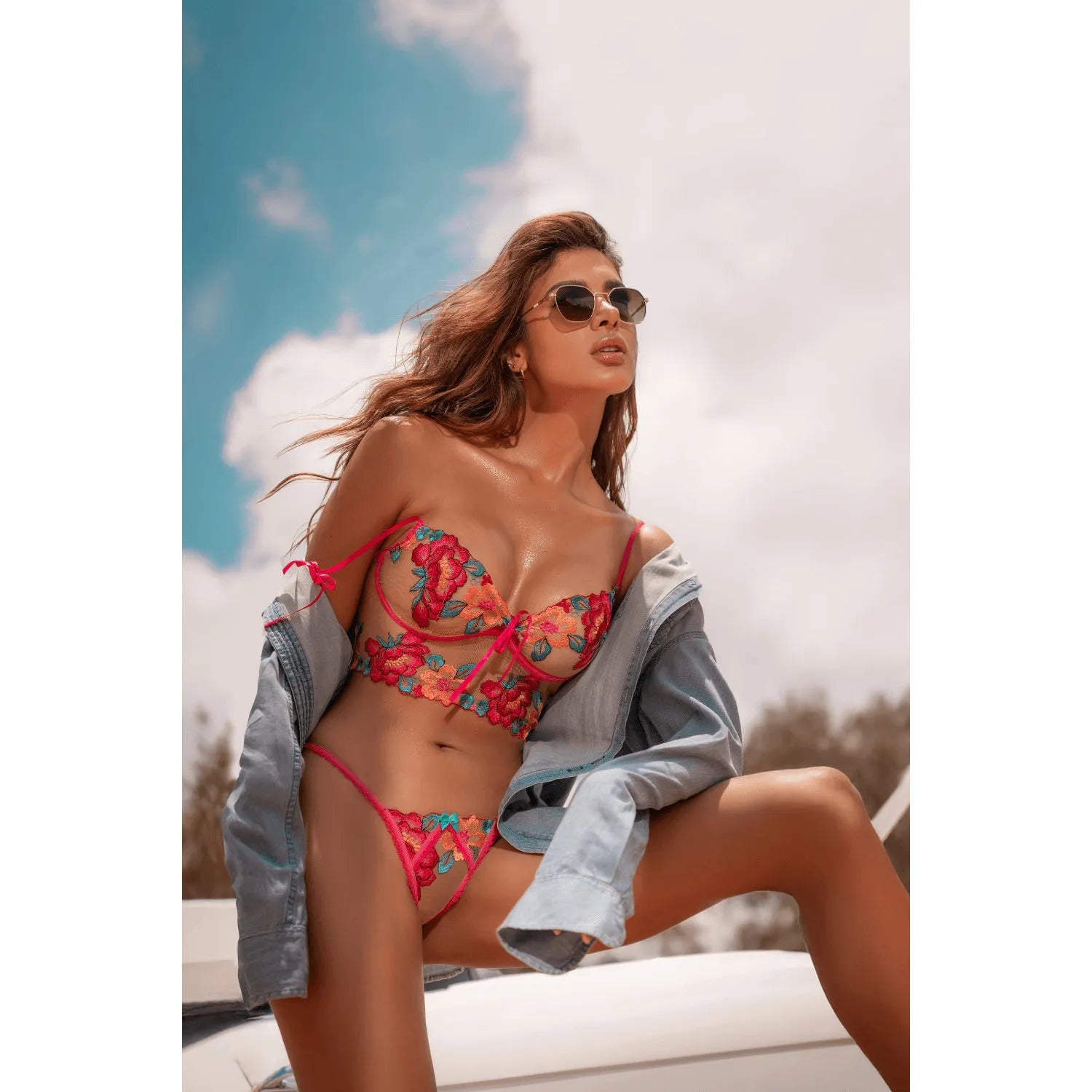 Ensemble bustier string broderie florale ajustable transparent ultra-féminin raffiné