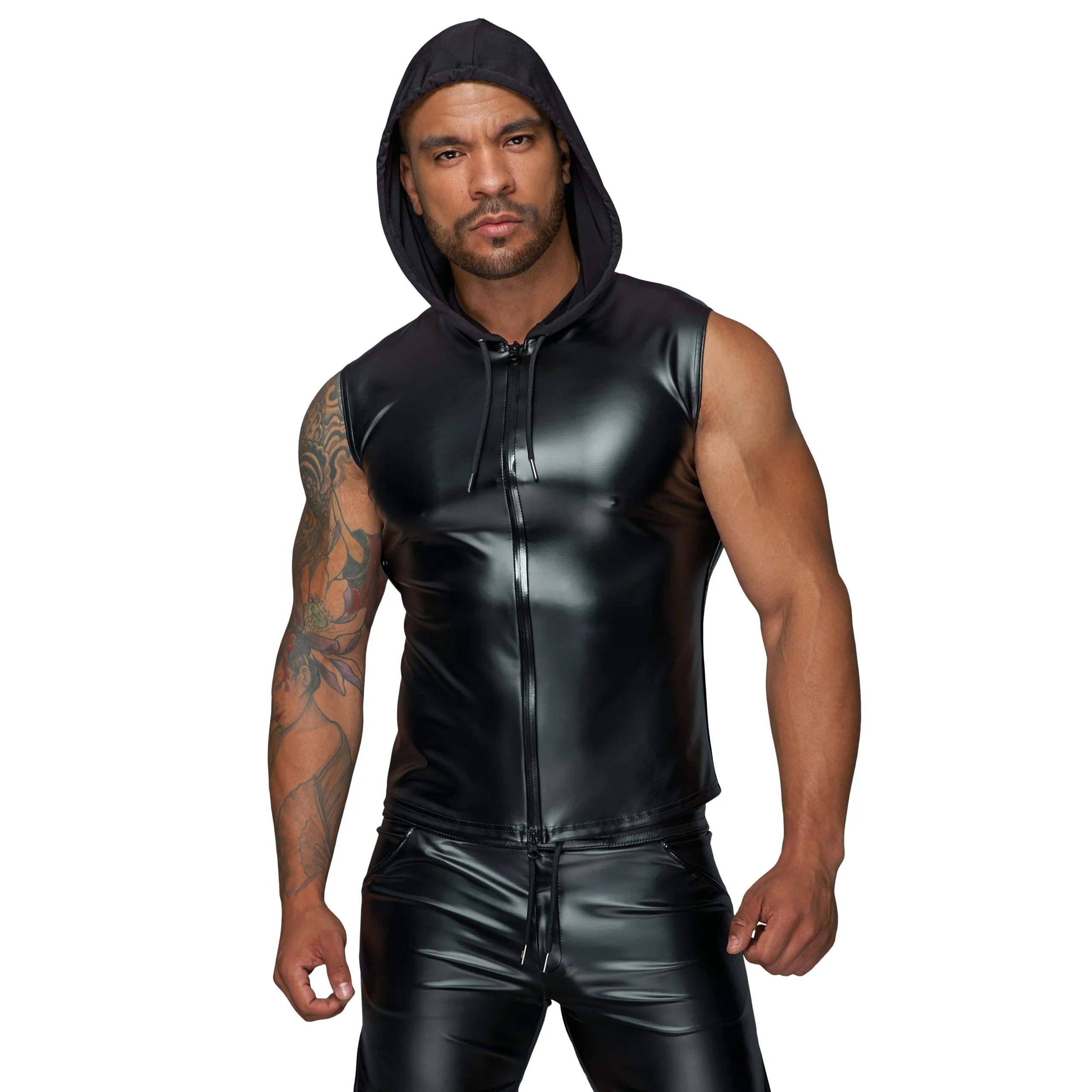 Chemise sans manches noire wetlook, capuche, fermeture éclair double sens, tissu élastique, style moderne et audacieux.