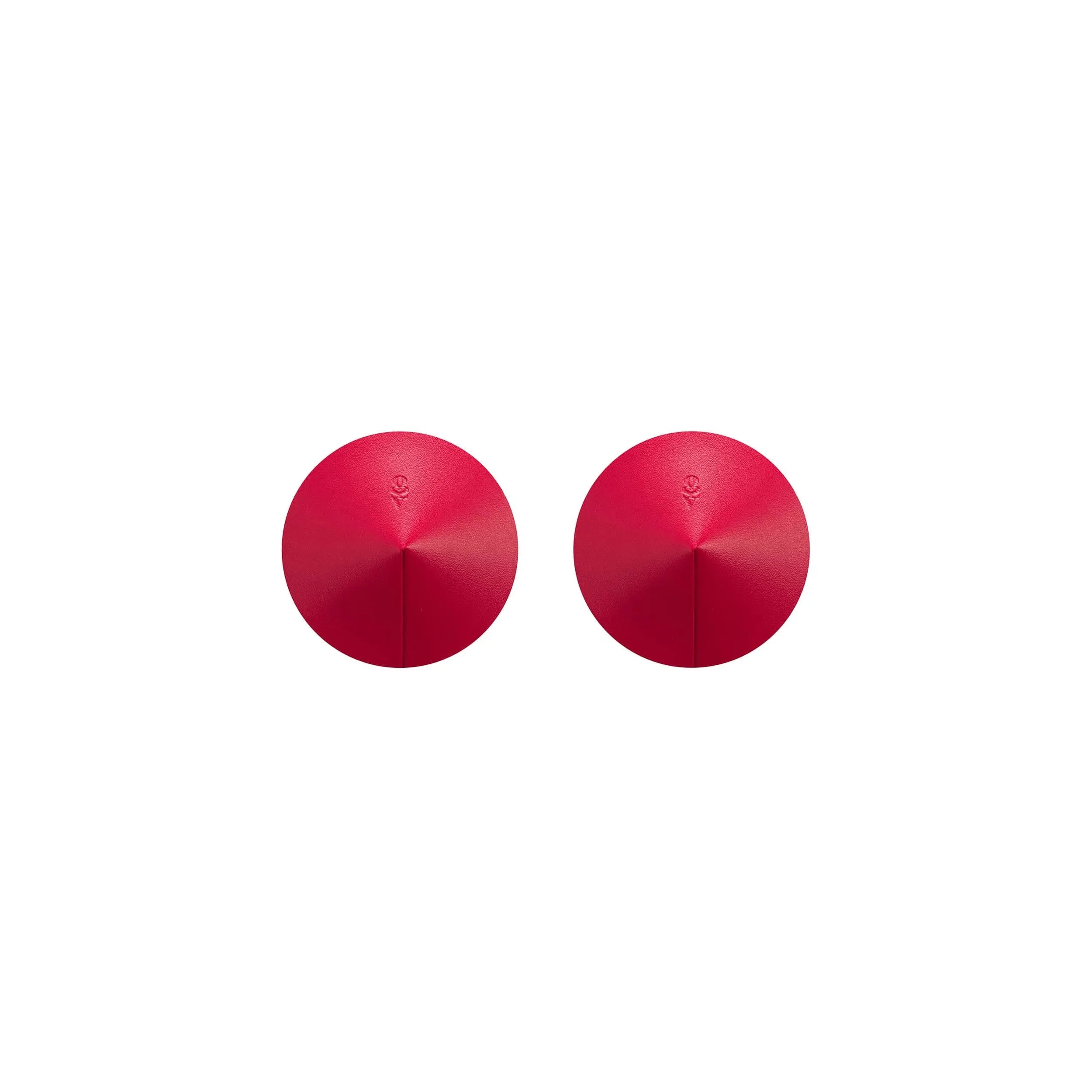 Cache-tétons en cuir rouge naturel, design minimaliste avec logo Obsessive en relief, élégance et confort pour lingerie.