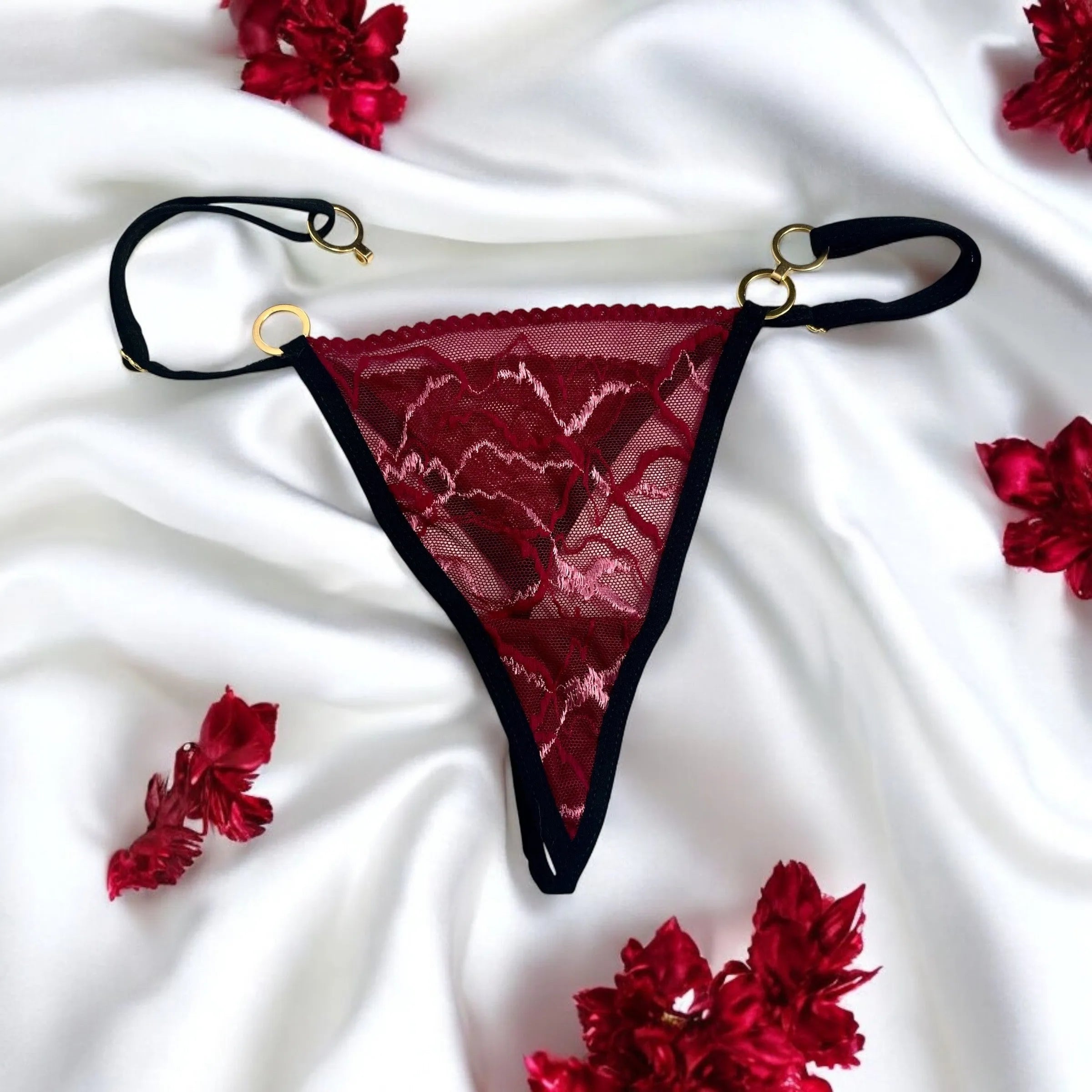String dentelle florale bordeaux avec anneaux dorés ajustables S-XXL