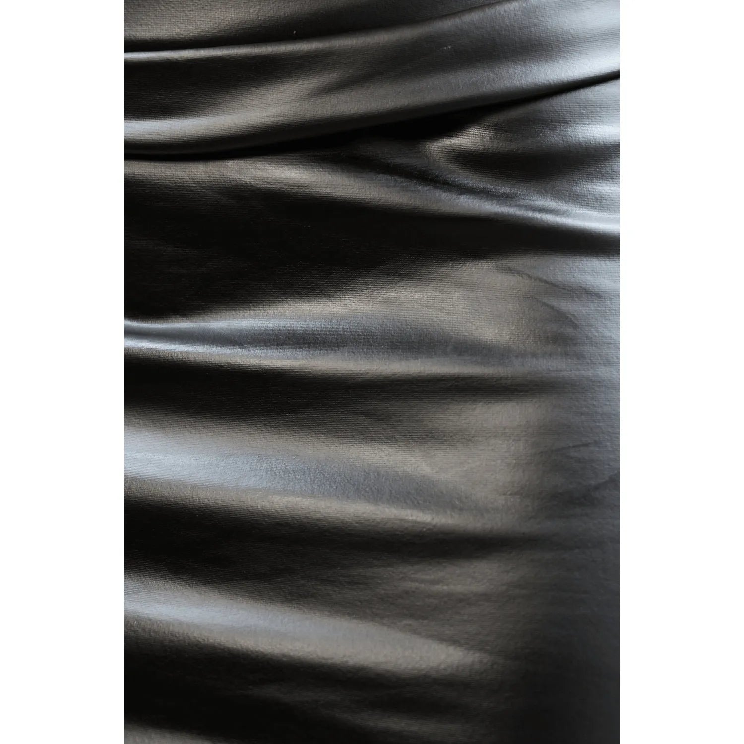 Jupe courte noire Sifia en simili cuir mat sexy minimaliste moderne pour look audacieux soirée photo show