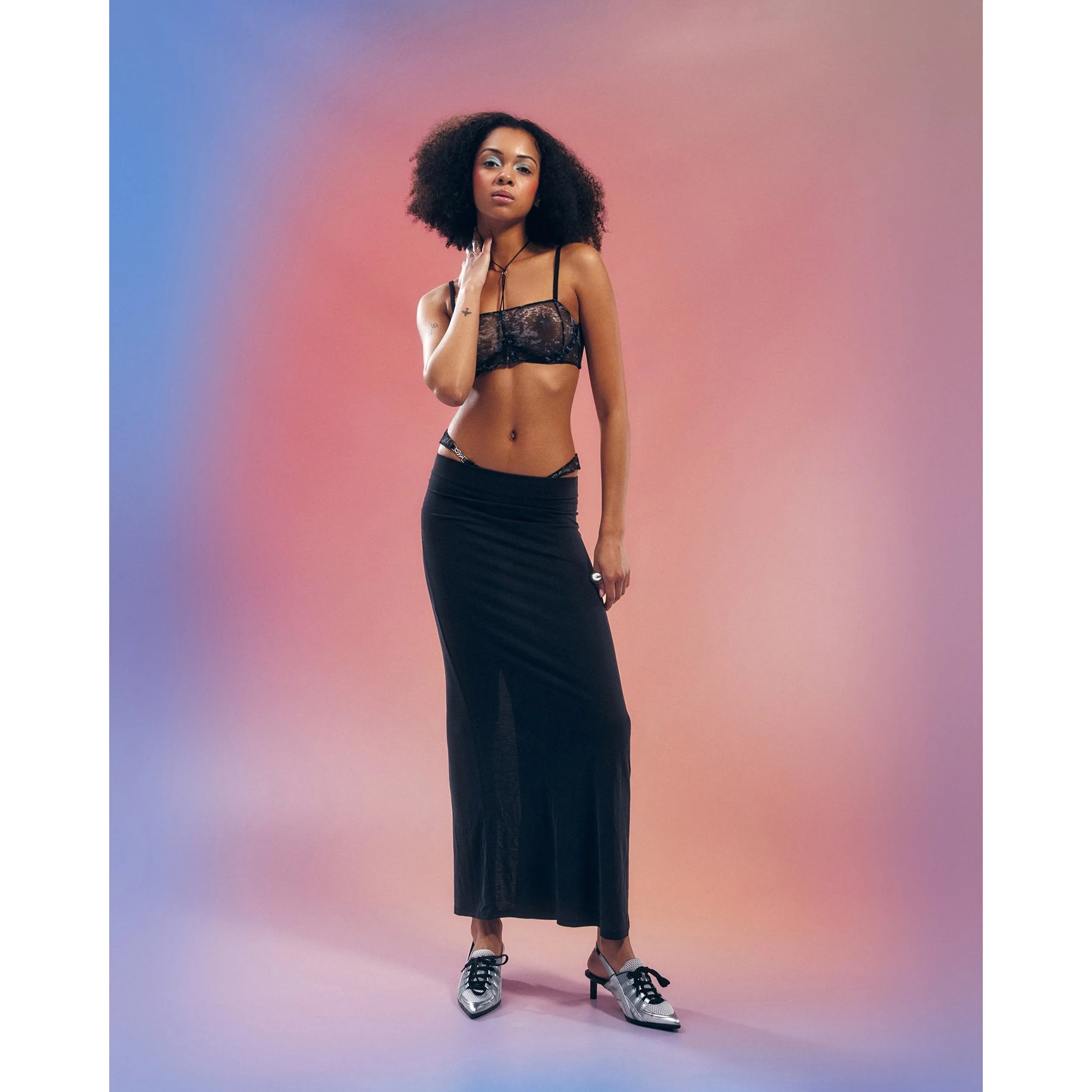 Soutien-gorge Corrosis noir, maille transparente froncée, armatures réglables, motif unique, élégant et raffiné.