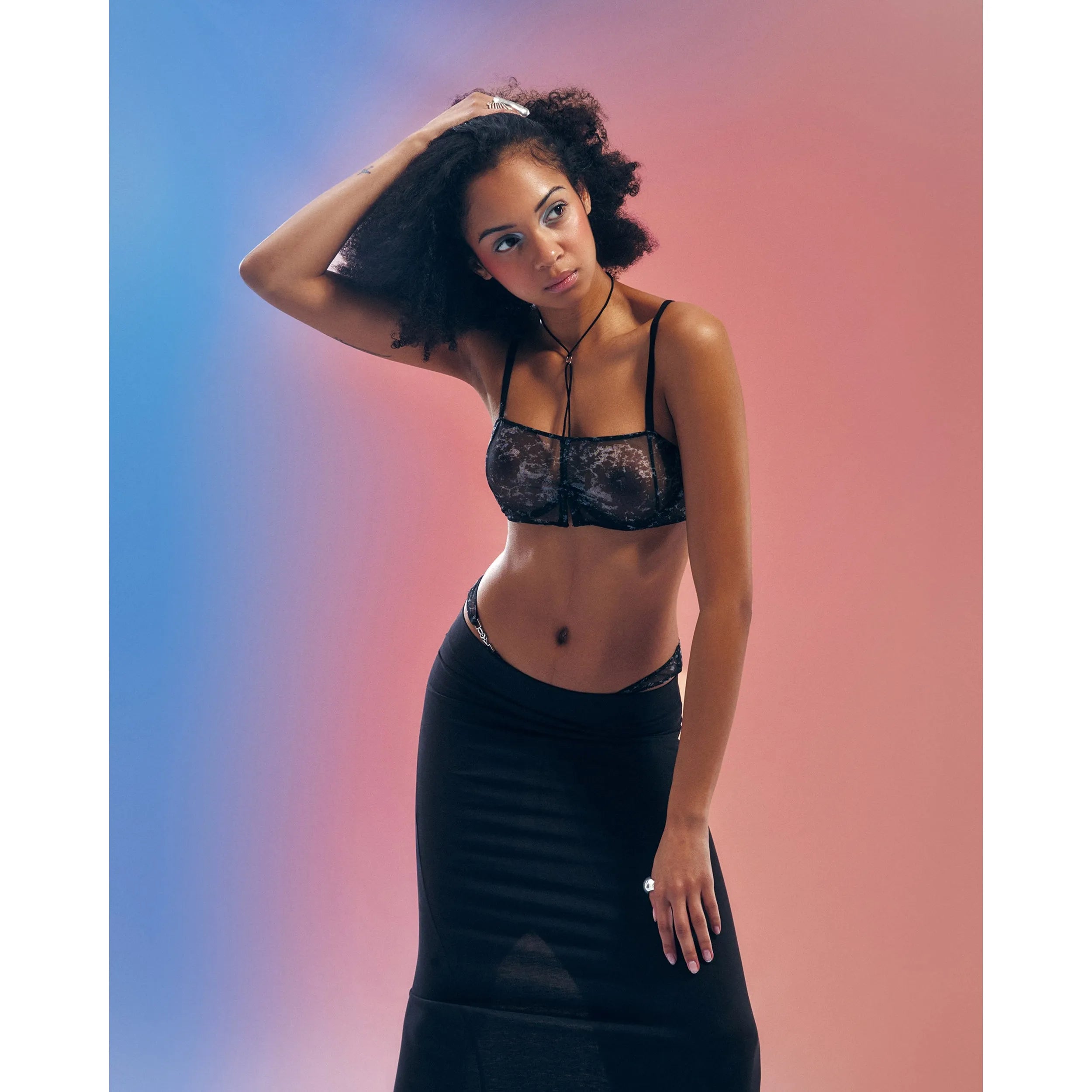 Soutien-gorge Corrosis en maille transparente froncée, armatures réglables, motif unique, élégant et raffiné.