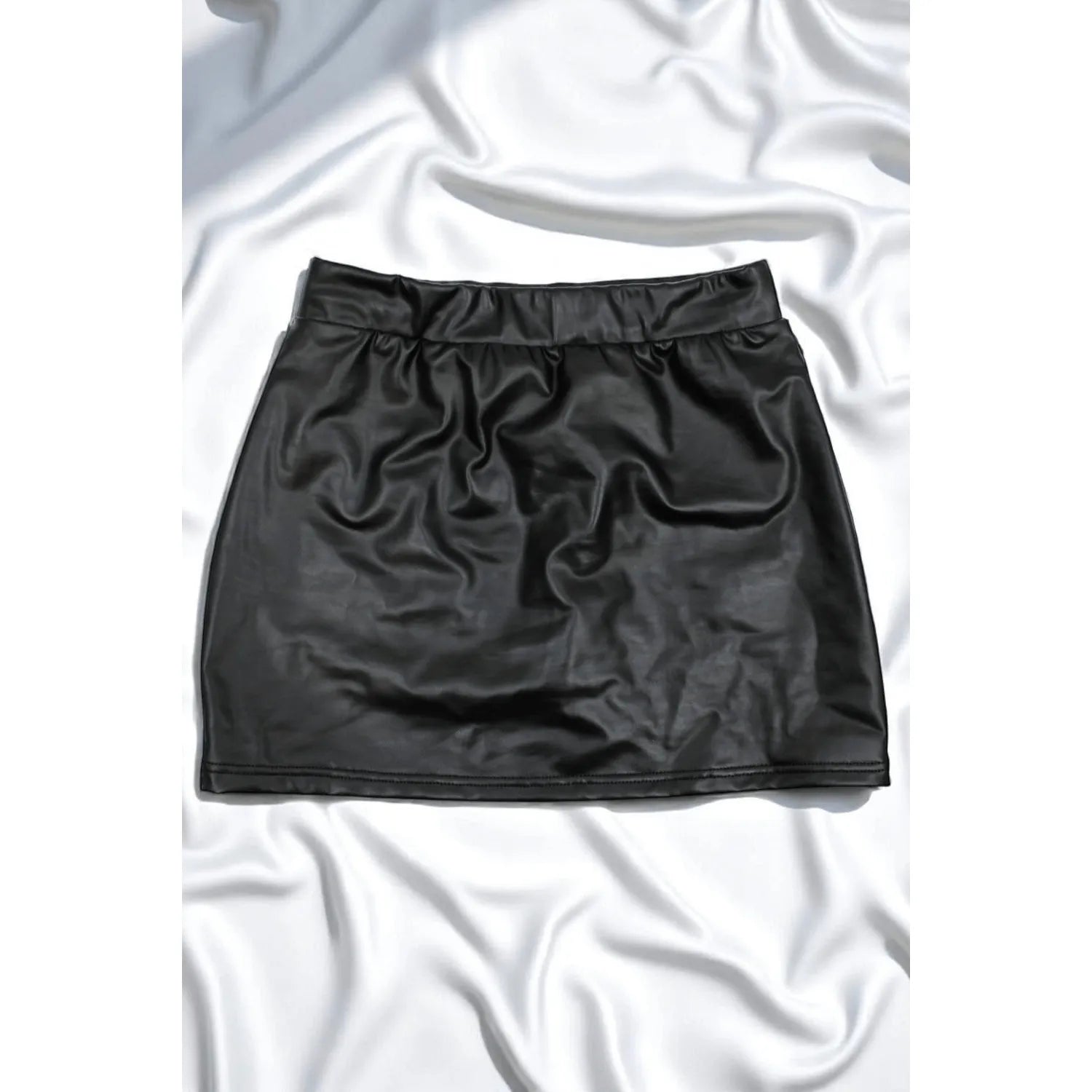 Jupe courte noire Sifia en simili cuir mat sexy minimaliste moderne pour look audacieux soirée photo show