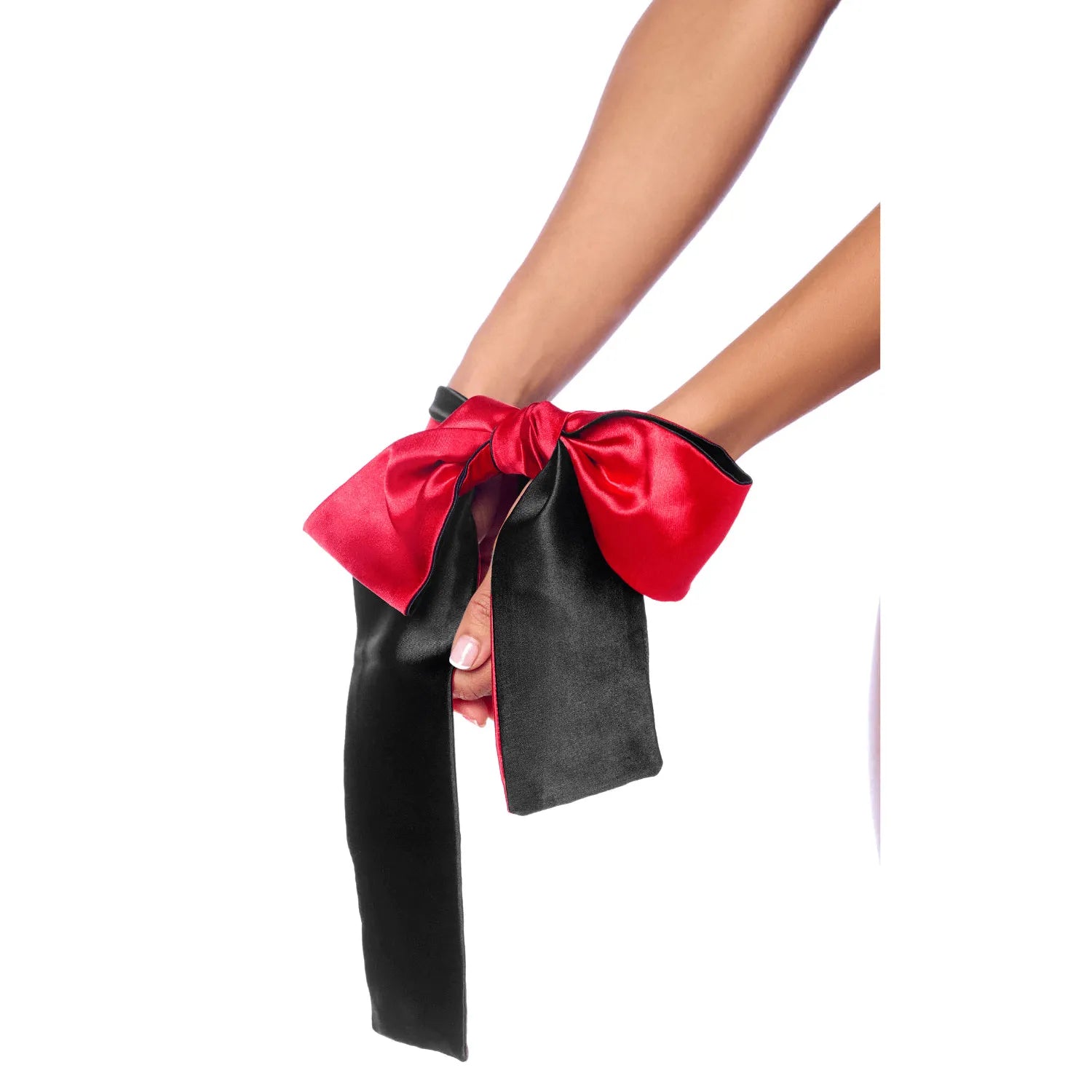 Accessoire en satin noir et rouge Mapalé, utilisé comme lien pour les mains, élégant et polyvalent pour jeux sensuels.