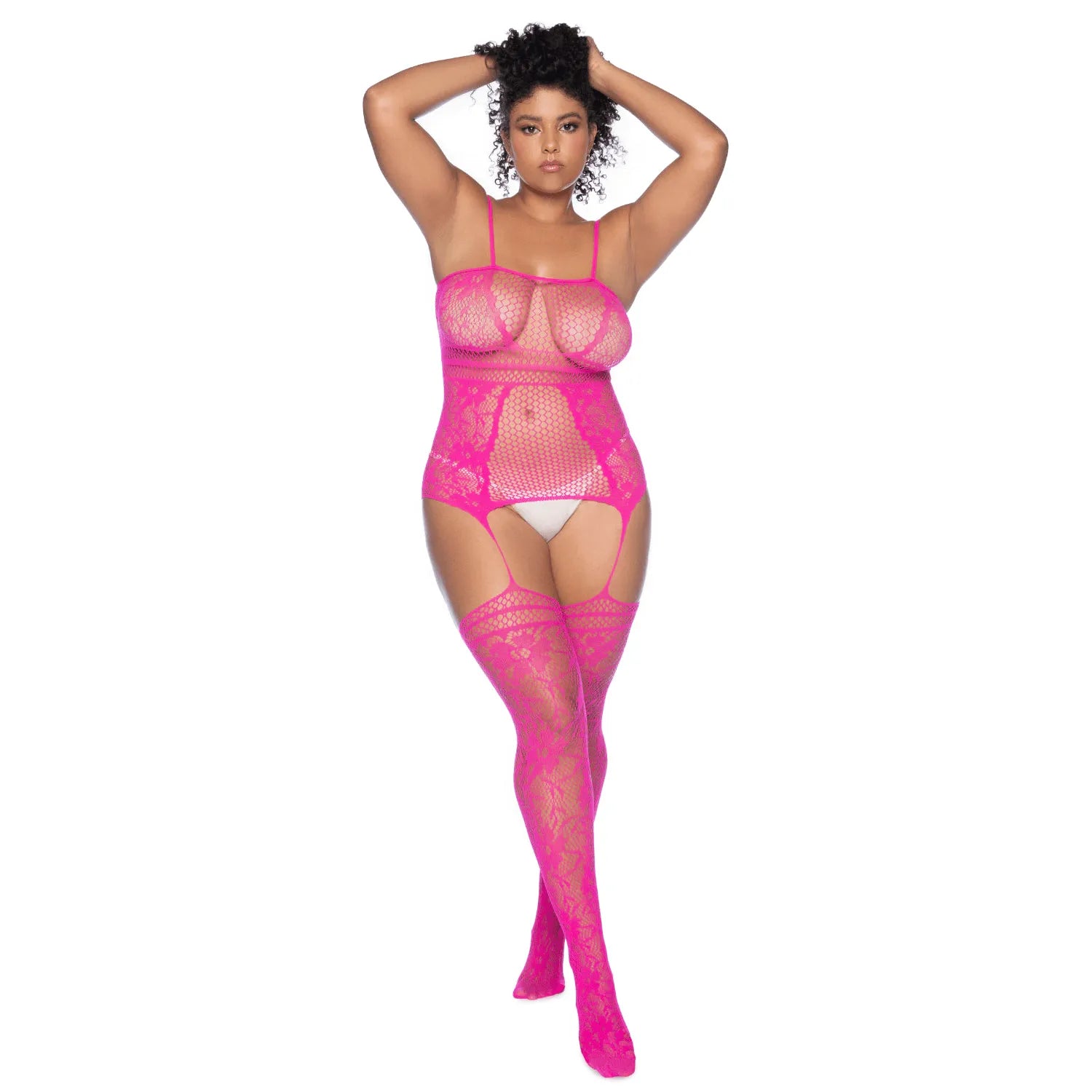Combinaison grande taille en résille rose avec motifs floraux, porte-jarretelles intégré et bas assortis, style élégant.
