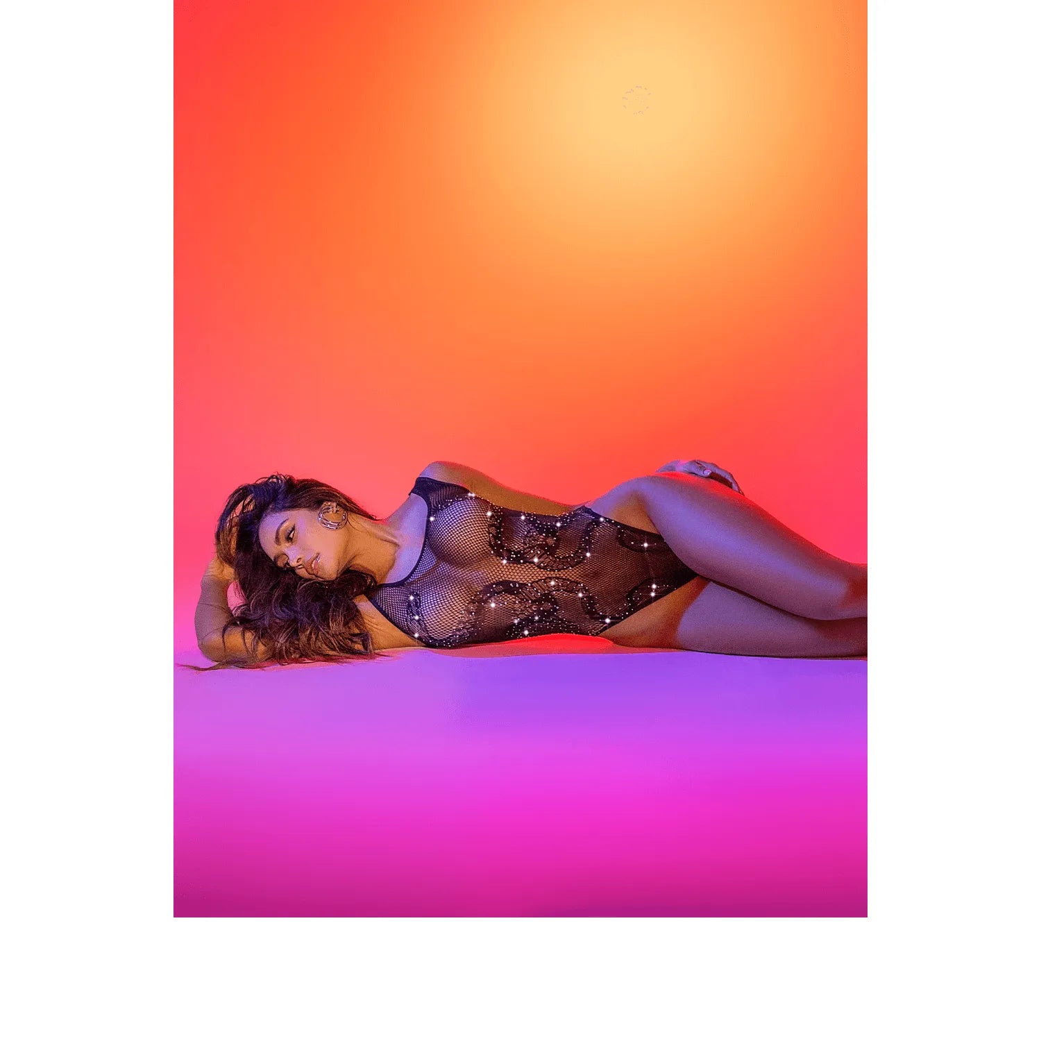 Body résille noir motif serpent strass, ouvert entrejambe, élégant et ajusté, sublimant la silhouette avec raffinement.