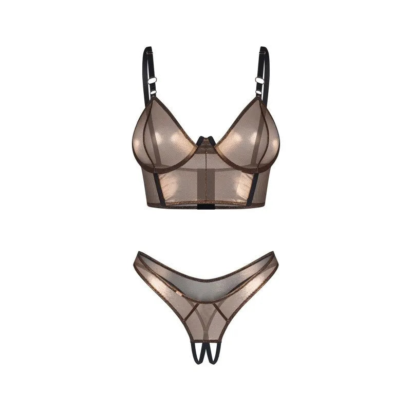 Ensemble lingerie dorée deux pièces, haut à armatures et string ouvert, design séduisant et audacieux en maille fine.