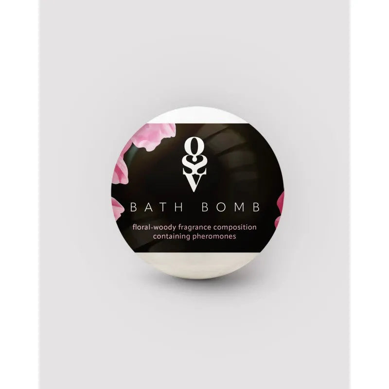 Bombe de bain ronde blanche, étiquette noire, parfum boisé oriental, huiles naturelles, phéromones, séduction.
