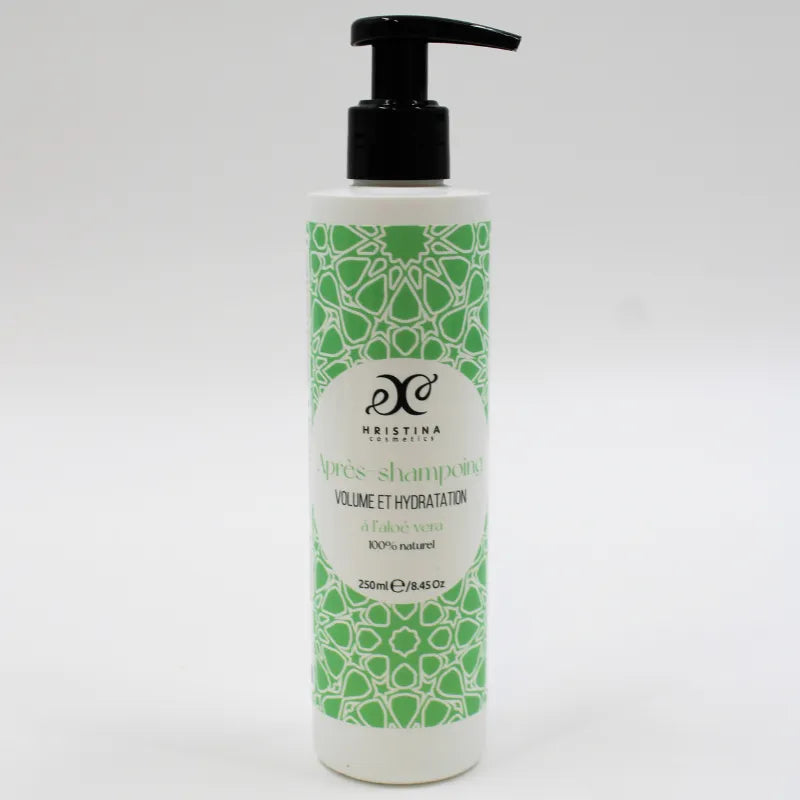Flacon vert d'après-shampoing volume hydratation 250ml, enrichi aloe vera, huile avocat, pour cheveux fins, 100% naturel.