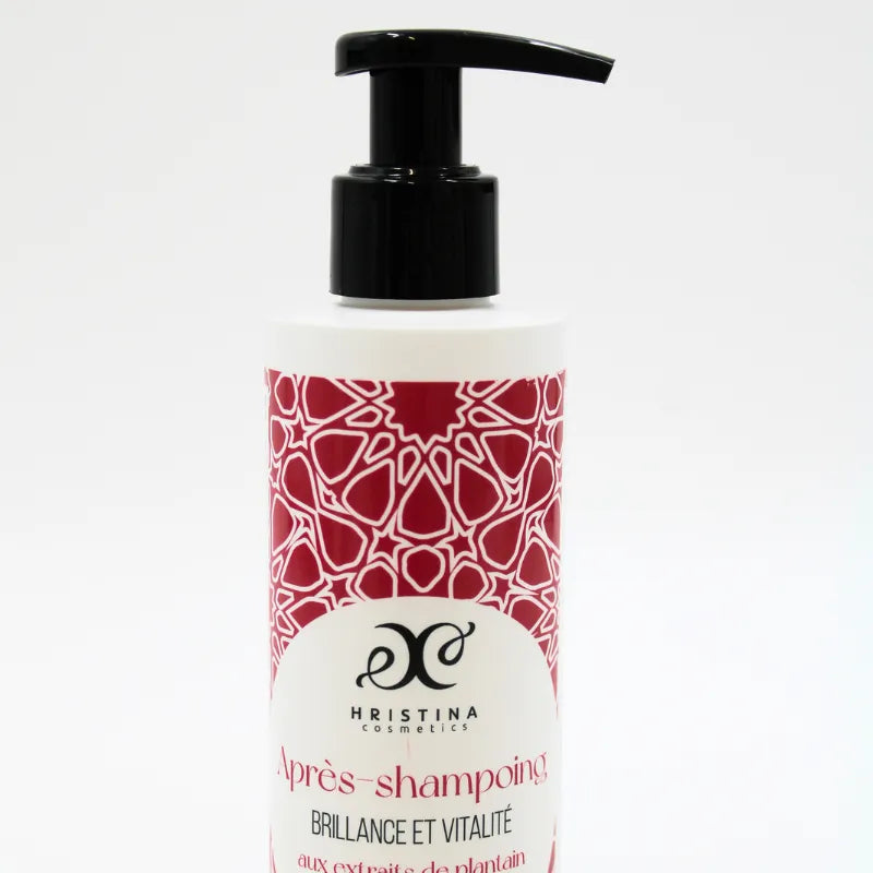 Flacon blanc d'après-shampoing 250ml avec pompe noire, motif rouge, enrichi en extrait de plantain naturel.