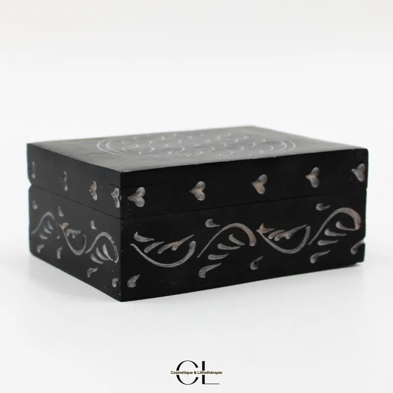 Boîte à bijoux en saponite noire, motif Fleur de Vie gravé, 10cm, élégante et harmonisante pour rangement précieux.