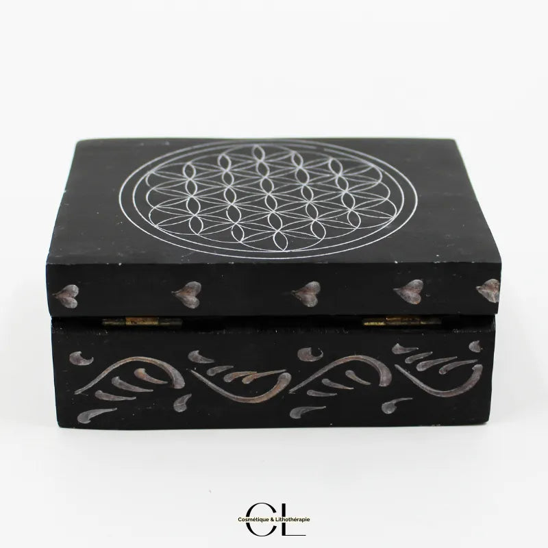 Boîte à bijoux en saponite noire, motif Fleur de Vie gravé, forme rectangulaire, 10cm, élégante et harmonisante.