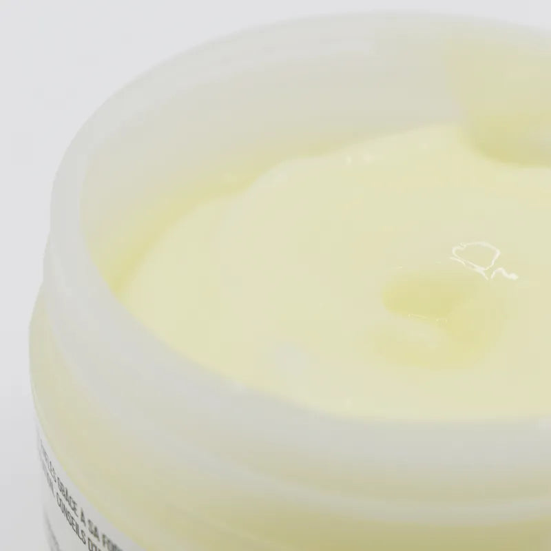 Gel cryothérapie naturel arnica menthe poivrée, pot ouvert, texture crémeuse jaune, soulagement jambes lourdes.