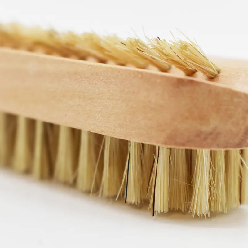 Brosse à ongles en bois à deux faces, poils longs et épais d'un côté, courts et fins de l'autre, pour nettoyage efficace.