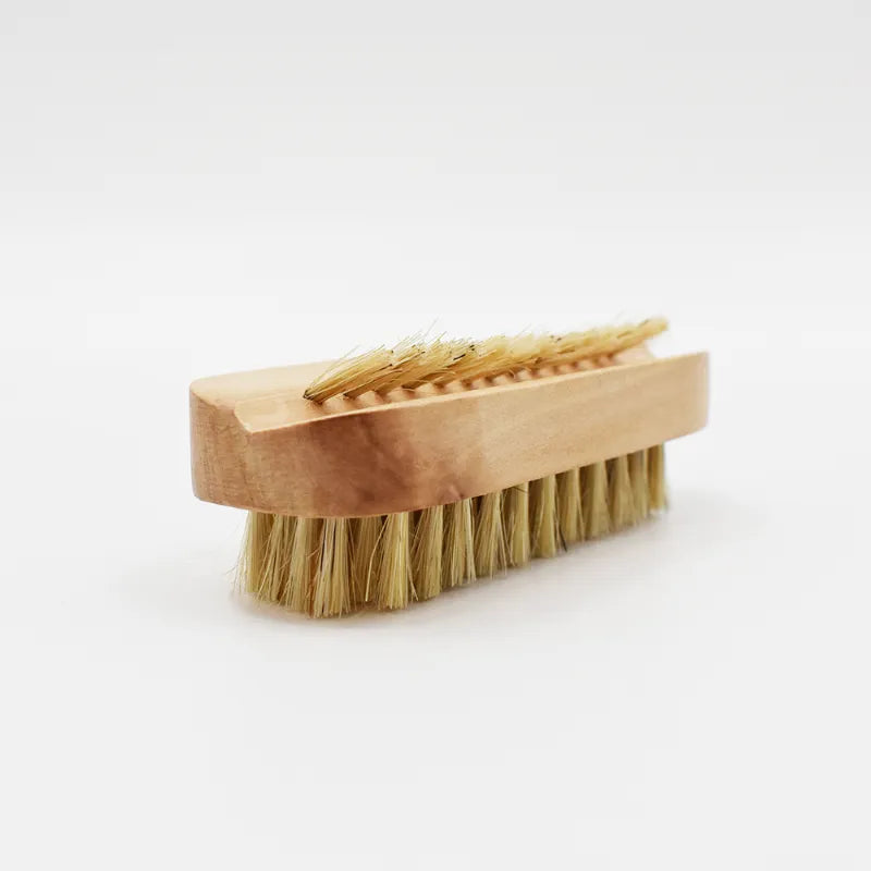 Brosse à ongles en bois à deux faces, poils résistants pour nettoyage efficace des ongles et peau environnante.