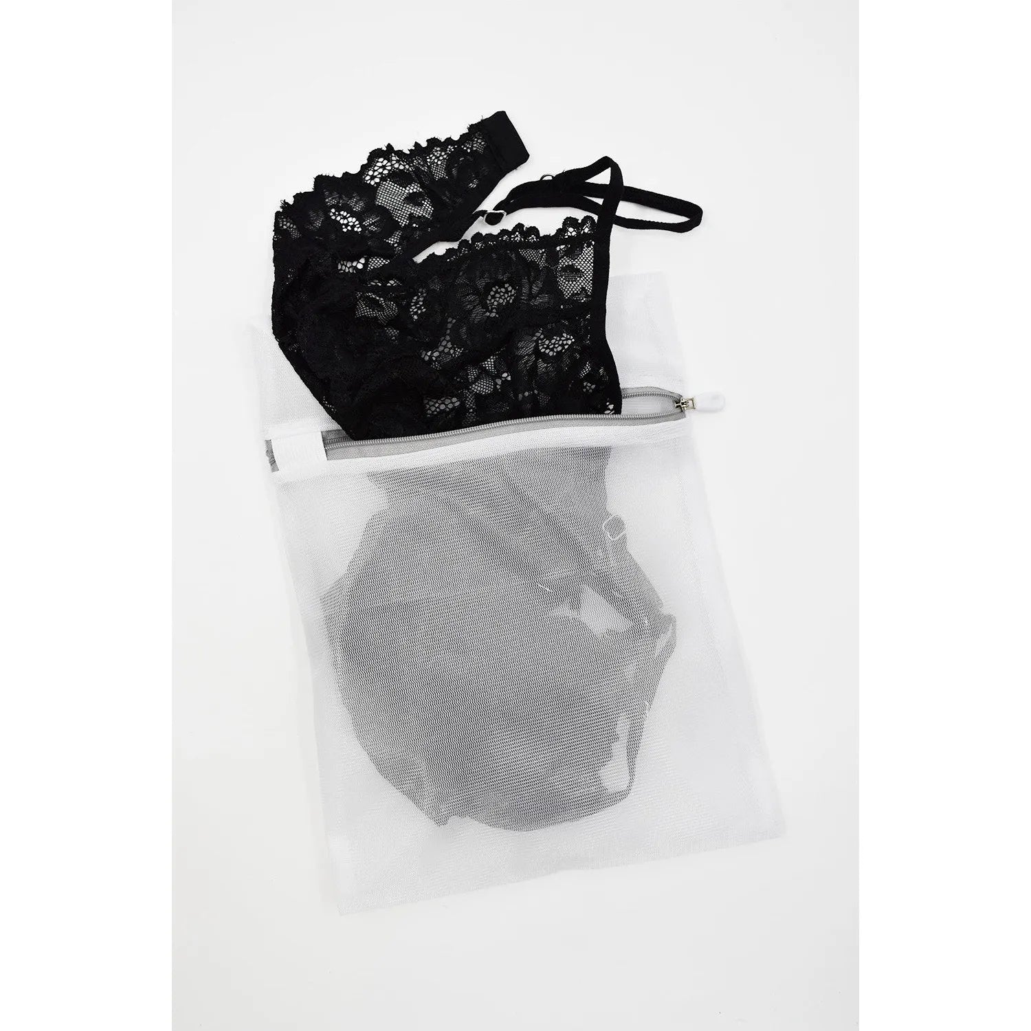Filet de lavage blanc 22x30 cm en polyester avec fermeture éclair, contenant des vêtements délicats en dentelle noire.