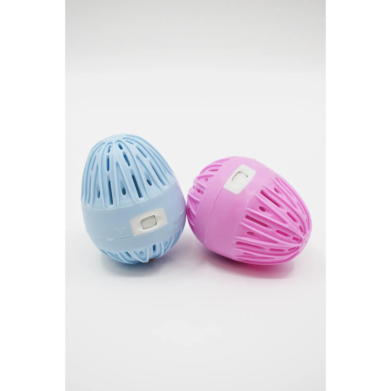 Boule de lavage rose avec recharge, design perforé, écologique, hypoallergénique, senteur printanière.
