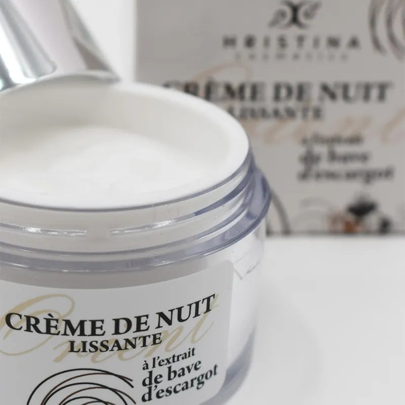 Crème de nuit bave d'escargot, pot transparent 50ml, hydratante, régénérante, fond blanc, couvercle argenté.