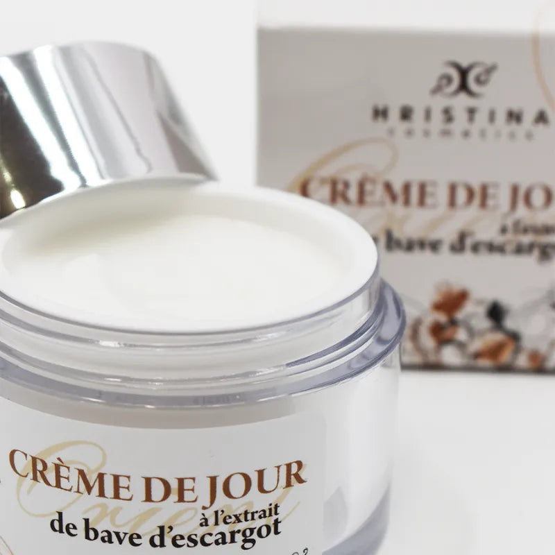 Crème de jour SPF30 bave d'escargot, pot transparent 50ml, hydratante, cicatrisante, fond blanc, boîte en arrière-plan.