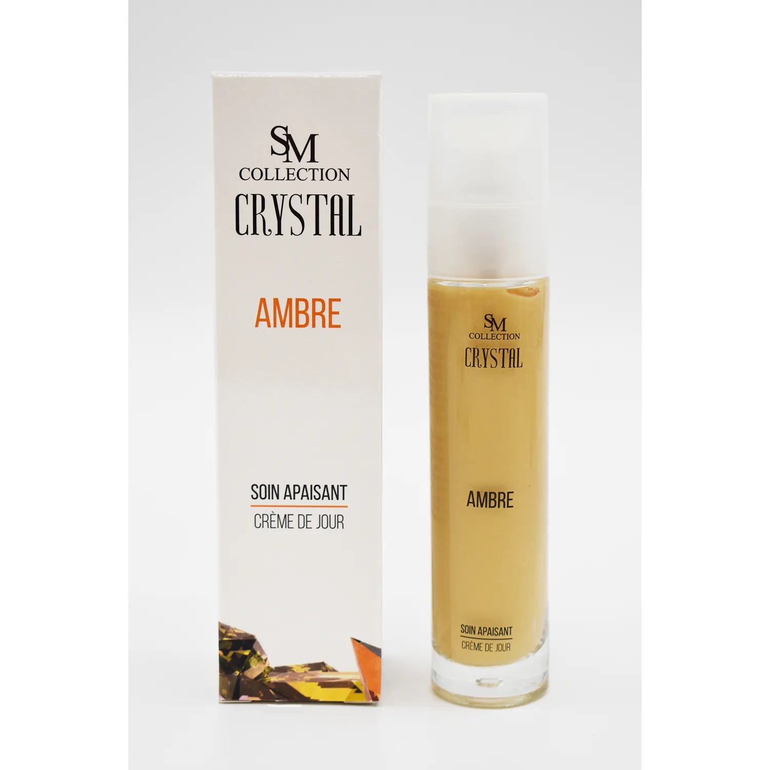 Crème jour peau sensible poudre ambre anti-âge, flacon 50ml, design élégant, fond blanc.