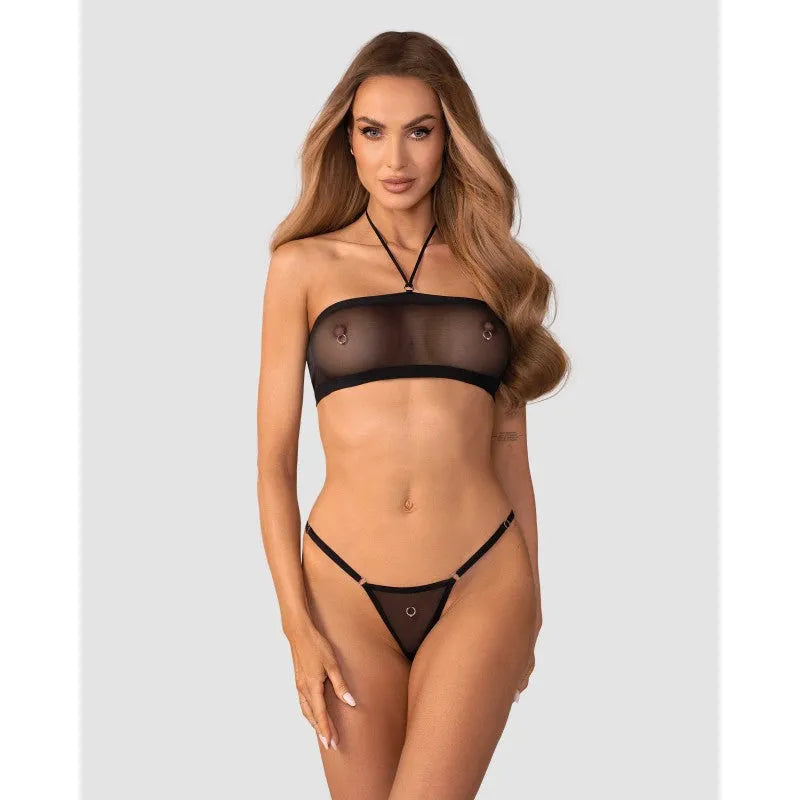 Ensemble lingerie noir maille recyclée, anneaux métal, design moderne et sensuel, silhouette élégante et écoresponsable.