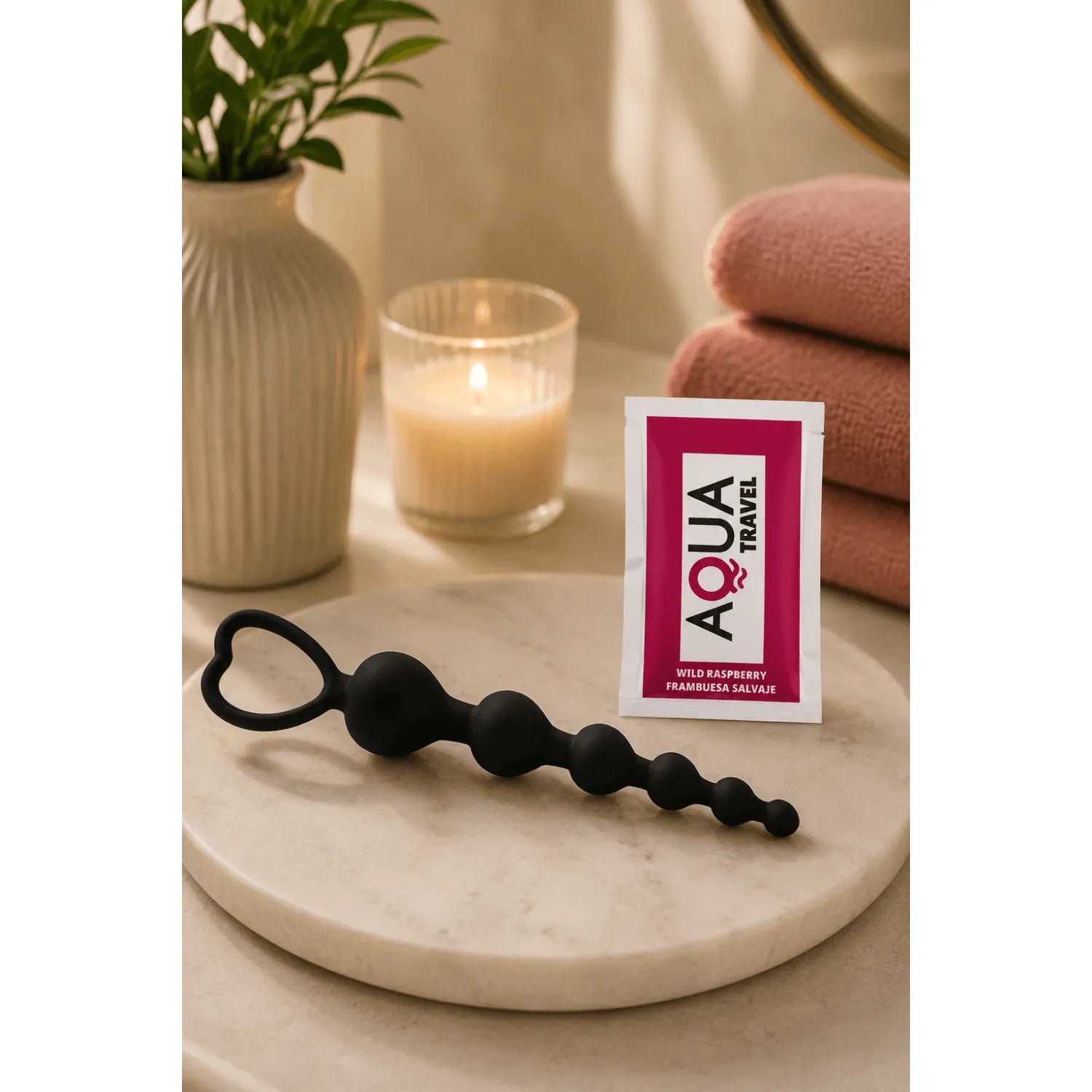 Chapelet anal noir en silicone, forme cœur, progression sécurisée, 6 boules, poignée ergonomique, idéal débutants.