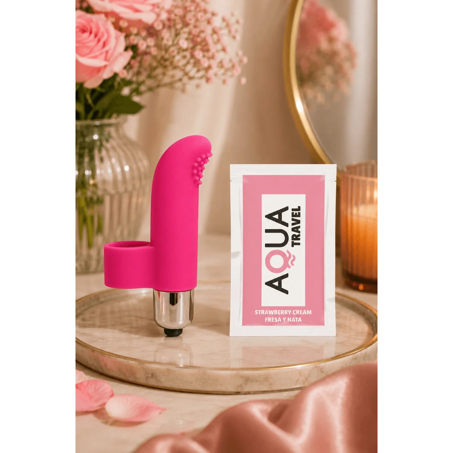 Doigt chinois vibrant rose fuchsia en silicone avec picots, stimulation clitoridienne puissante, sur fond romantique.
