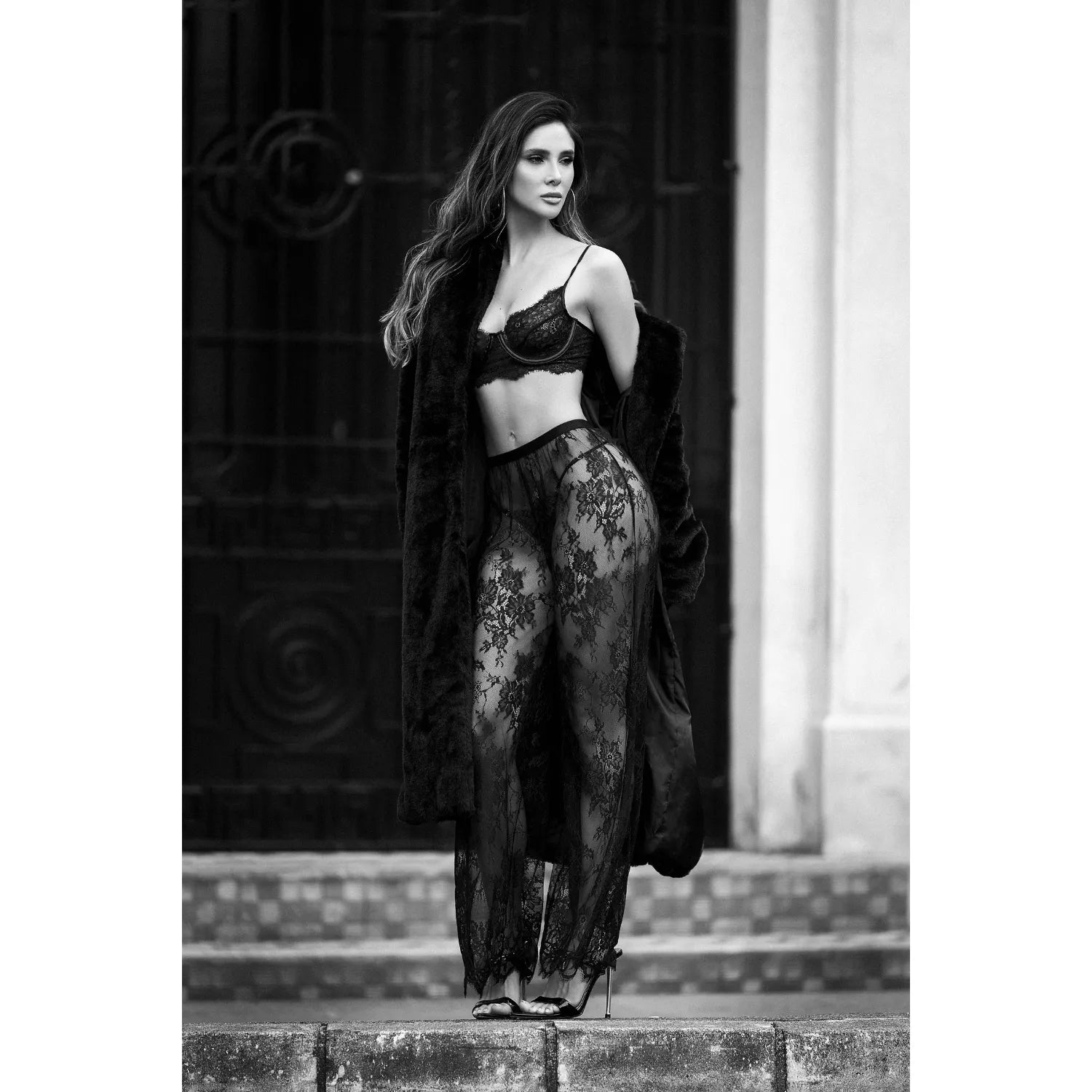 Ensemble lingerie dentelle noire 3 pièces, soutien-gorge à armatures, pantalon transparent floral, élégance raffinée.