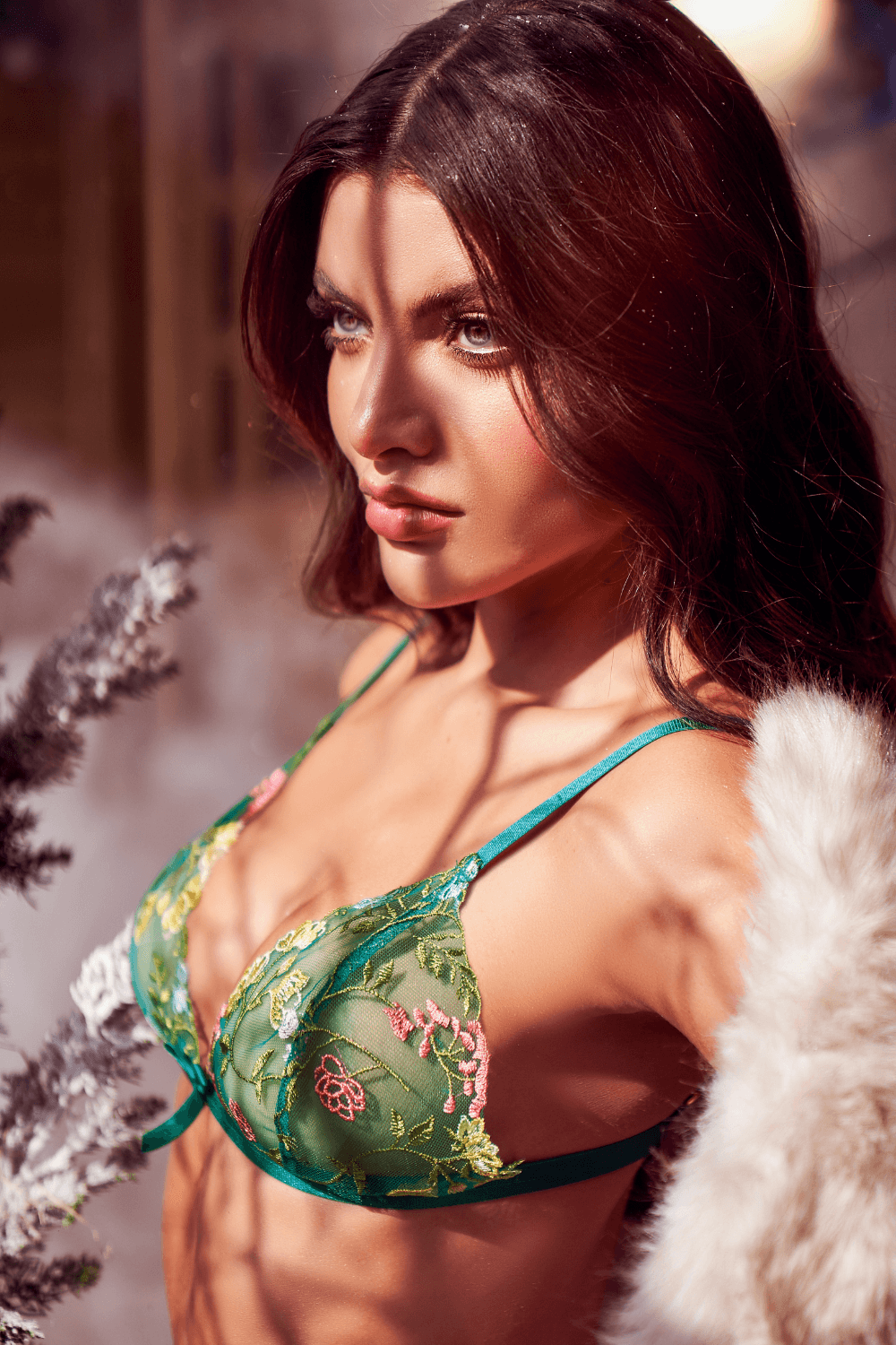Ensemble lingerie vert aurore Mapalé, soutien-gorge brodé transparent, string assorti, bretelles réglables.