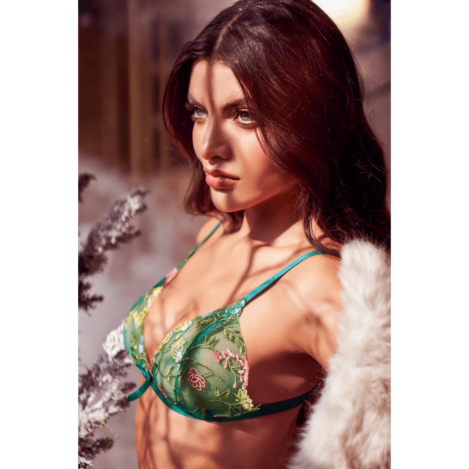 Ensemble lingerie vert aurore Mapalé, soutien-gorge brodé transparent, string assorti, bretelles réglables.