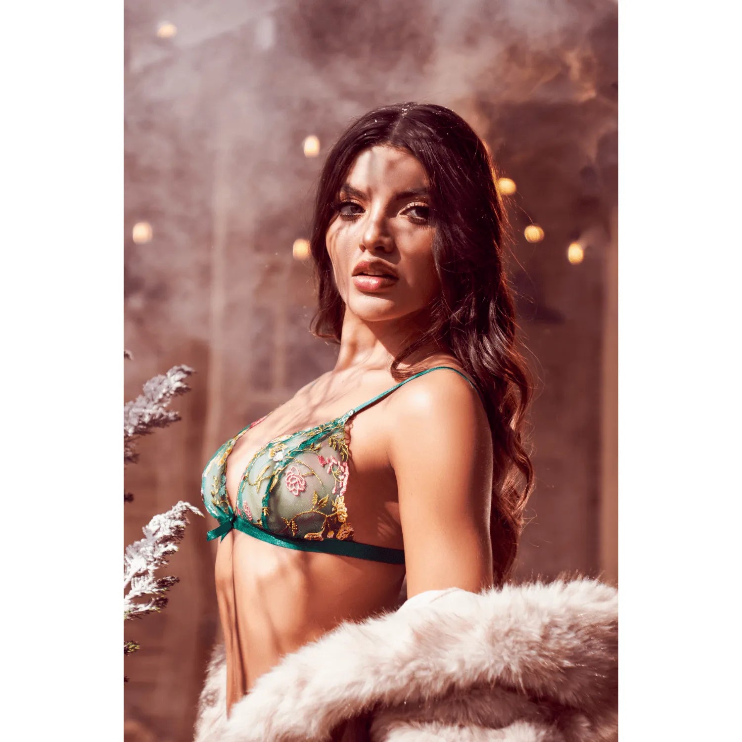 Ensemble lingerie vert aurore Mapalé avec broderies florales multicolores, soutien-gorge triangle et string assorti.