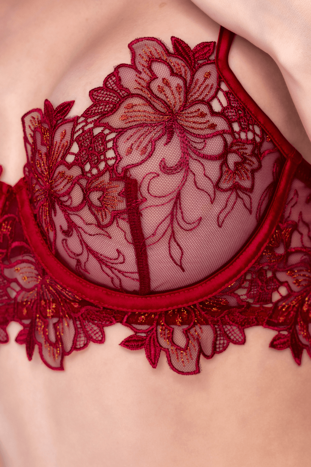 Ensemble lingerie dentelle brodée bois de rose, soutien-gorge à armatures, motifs floraux, bretelles réglables.