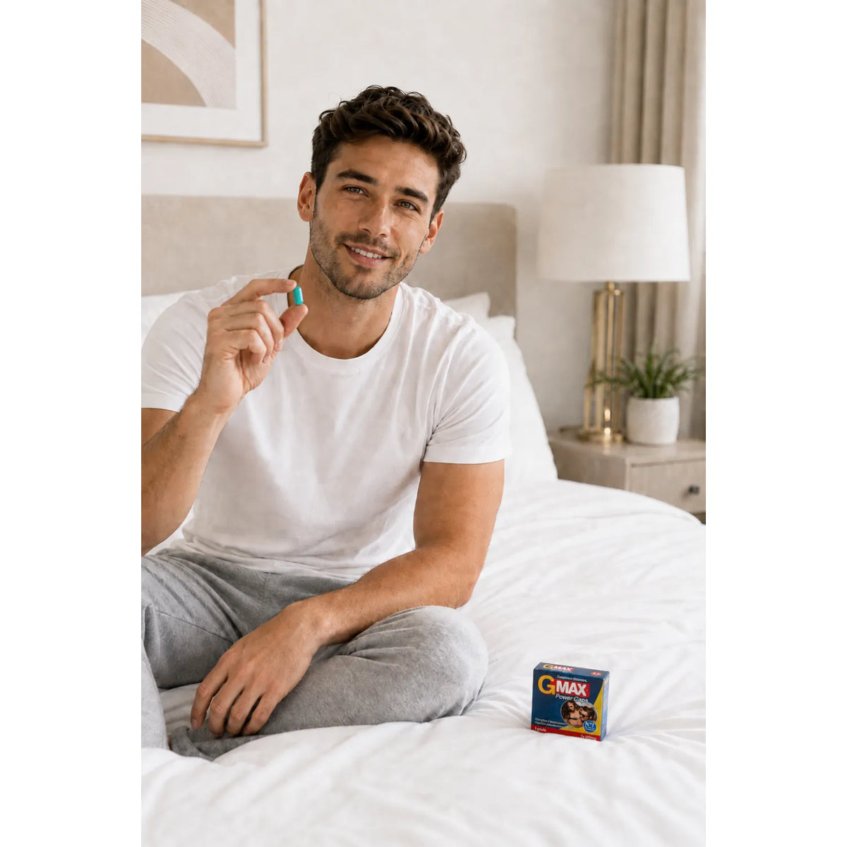 Boîte G-MAX Power Caps sur lit, homme tenant capsule bleue, bien-être masculin, vitalité, complément alimentaire.