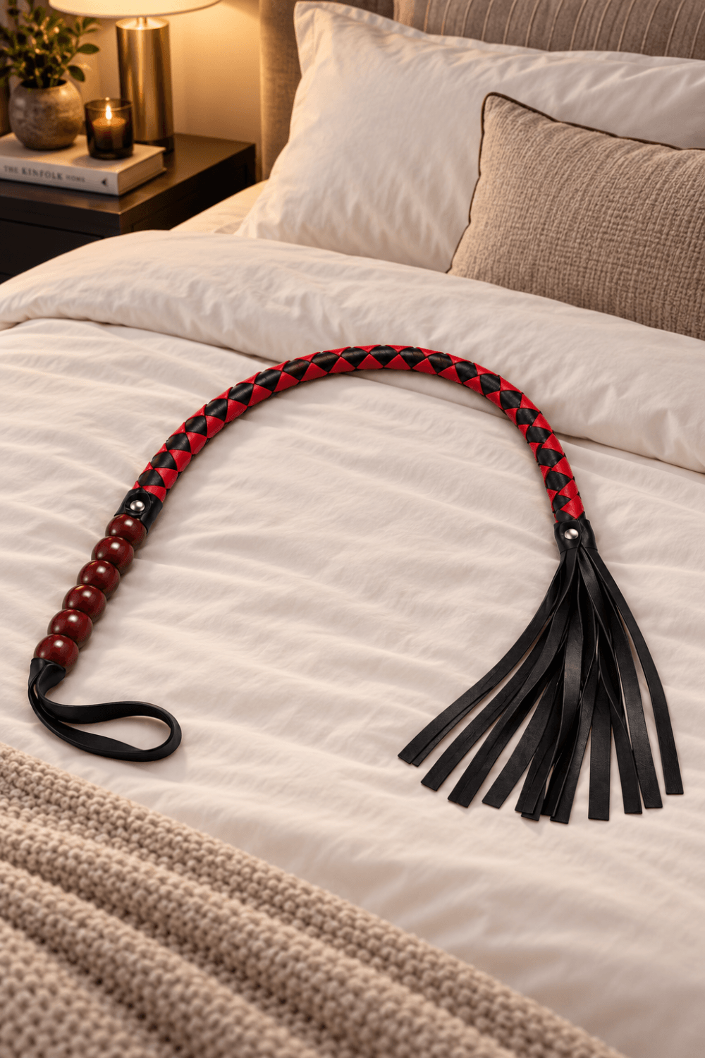 Fouet rouge et noir en simili cuir 80 cm - Dreamy Fetish