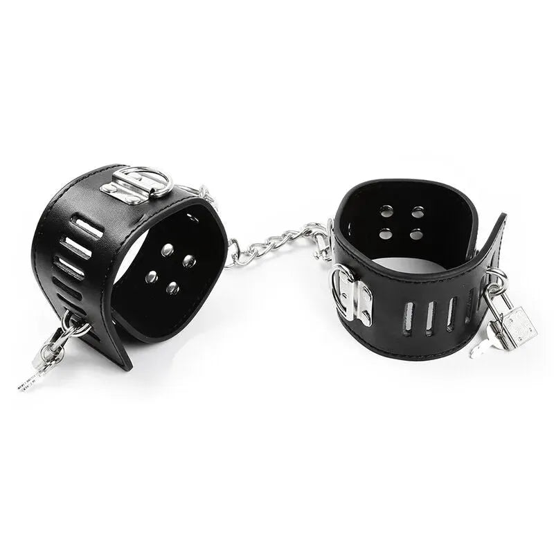 Menottes chevilles BDSM ajustables en PVC noir et métal, design robuste avec chaînes et boucles pour jeux intimes.