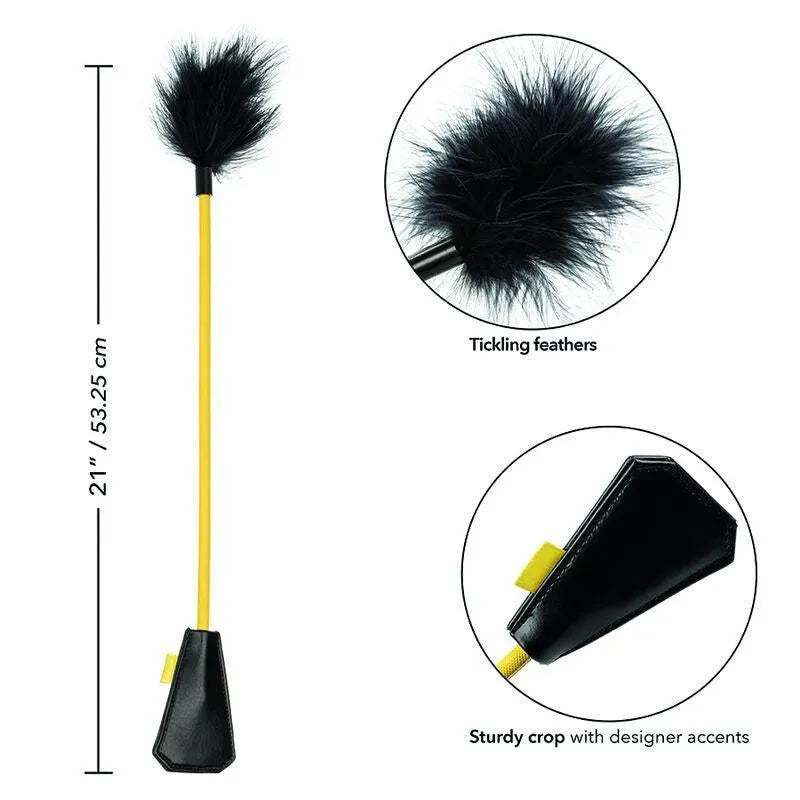 Accessoire BDSM plume noire fausse fourrure, manche jaune, 53 cm, pour moments intimes et exploration sensorielle.