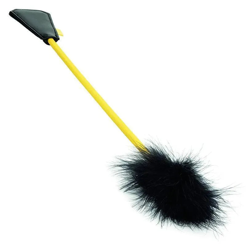Plume BDSM jaune avec fausse fourrure noire, accessoire élégant pour moments intimes et exploration sensorielle.