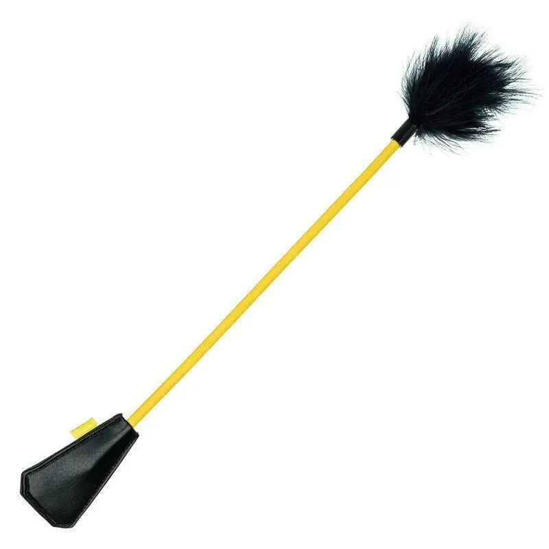 Plume chatouillante BDSM jaune avec fausse fourrure noire, accessoire élégant pour moments intimes et exploration sensorie...