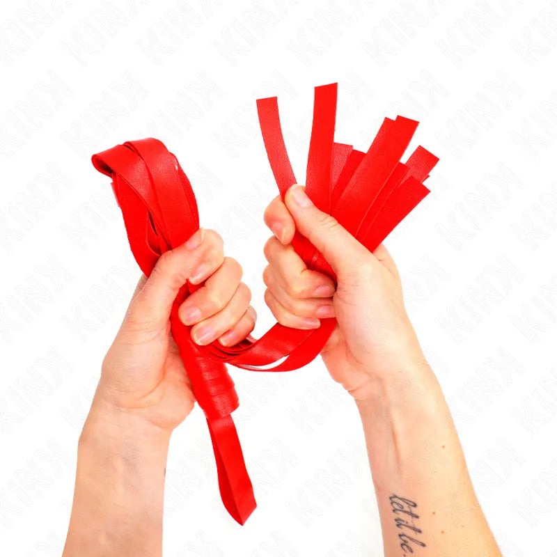 Accessoire BDSM en cuir rouge personnalisable, fouet à lanières, haute qualité, tenue en main, fond blanc.